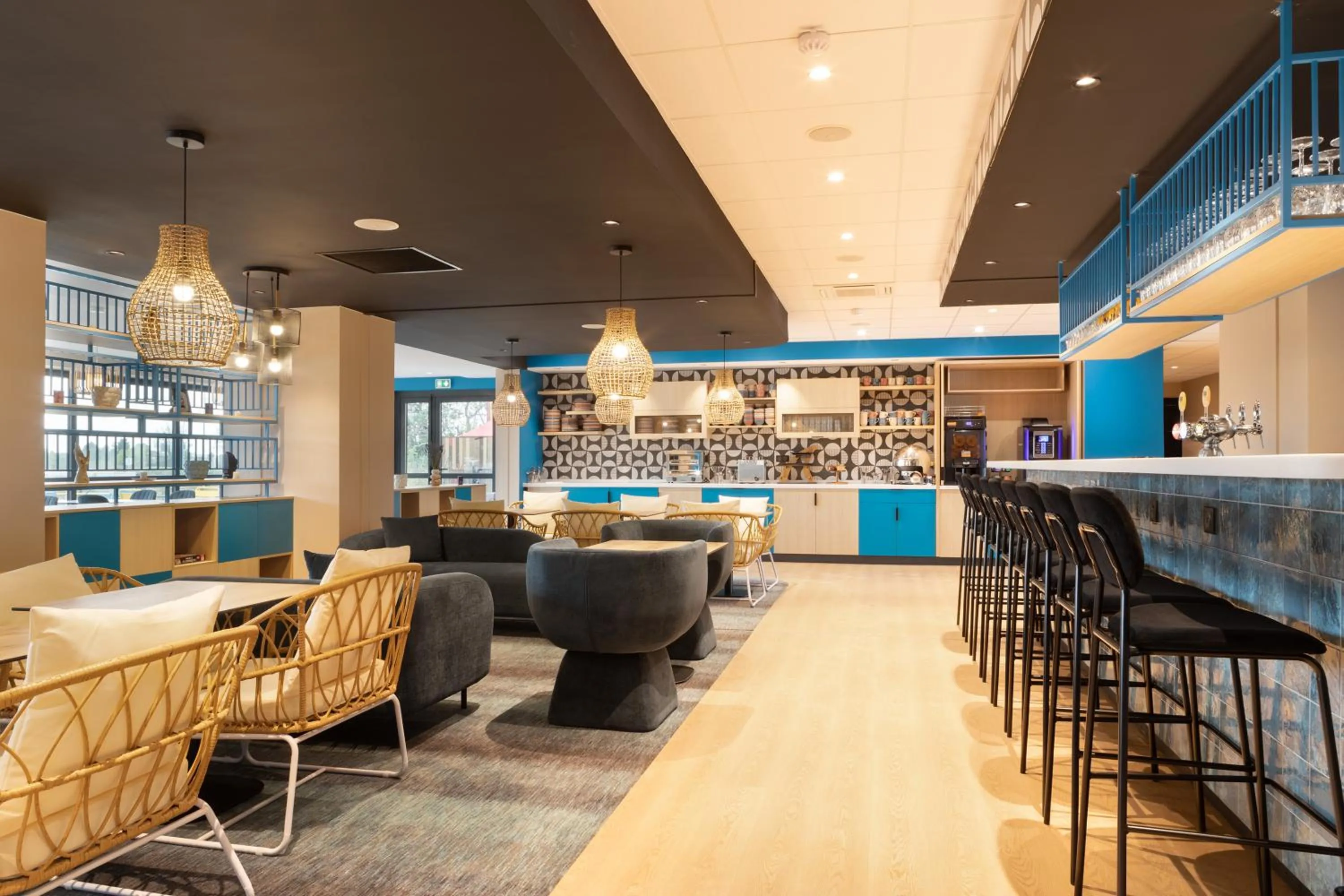 Lounge or bar in Ibis Styles Miramas