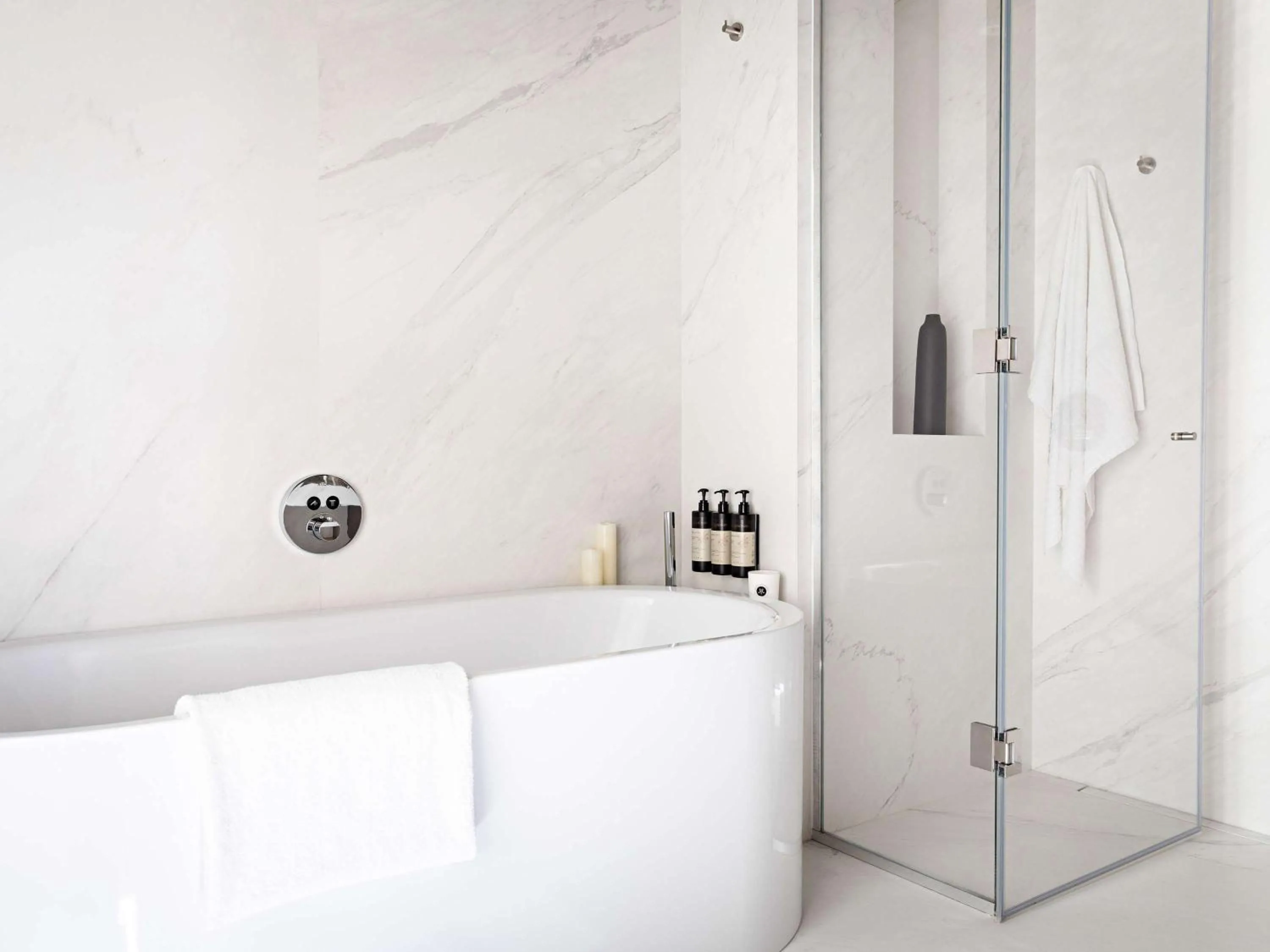 Bathroom in Domaine de la Reine Margot Paris-Issy - MGallery Collection