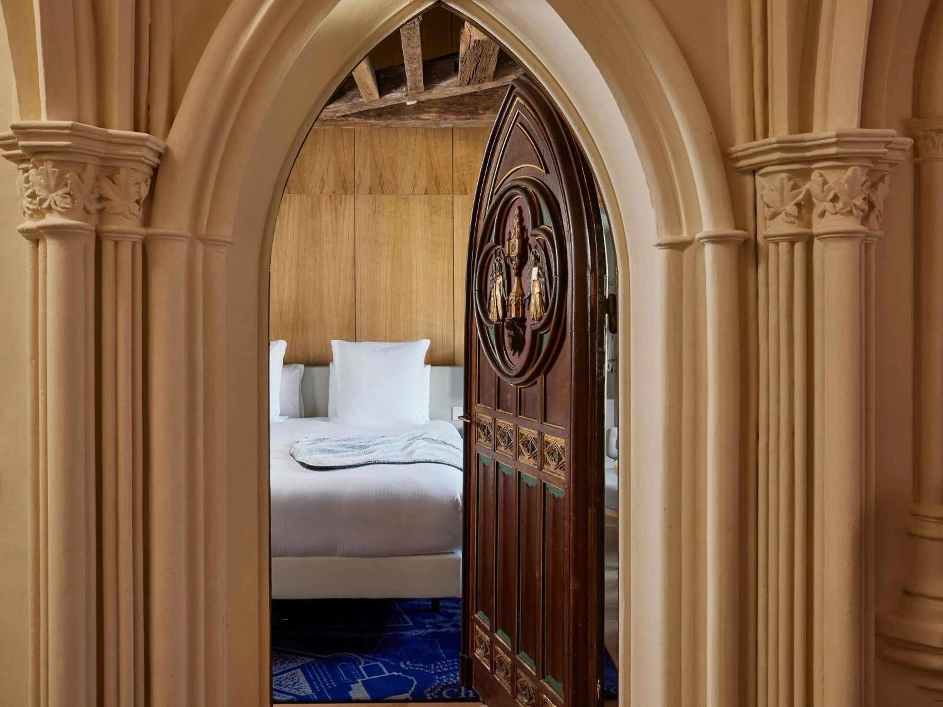 Bedroom, Bed in Domaine de la Reine Margot Paris-Issy - MGallery Collection