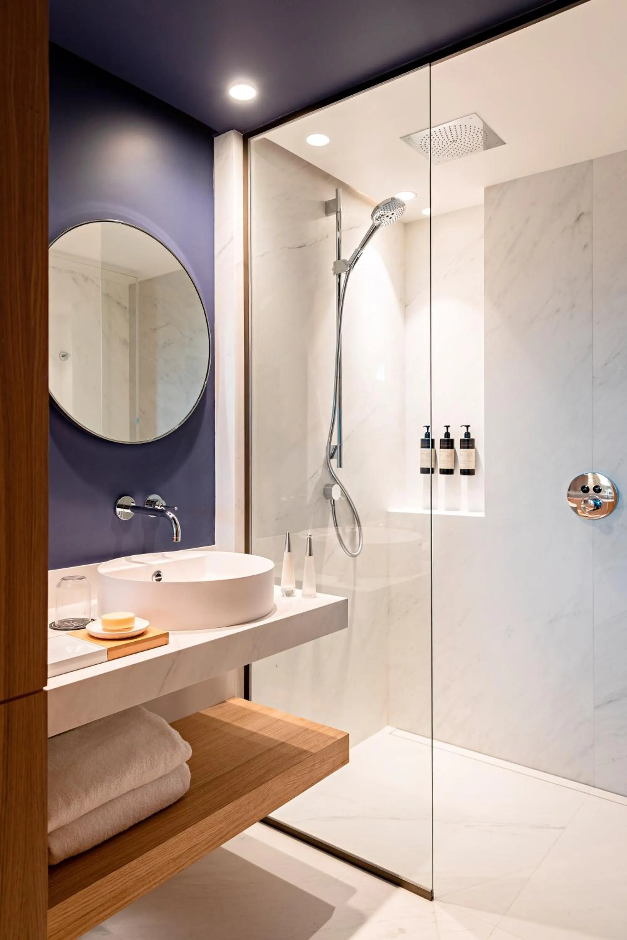 Bathroom in Domaine de la Reine Margot Paris-Issy - MGallery Collection