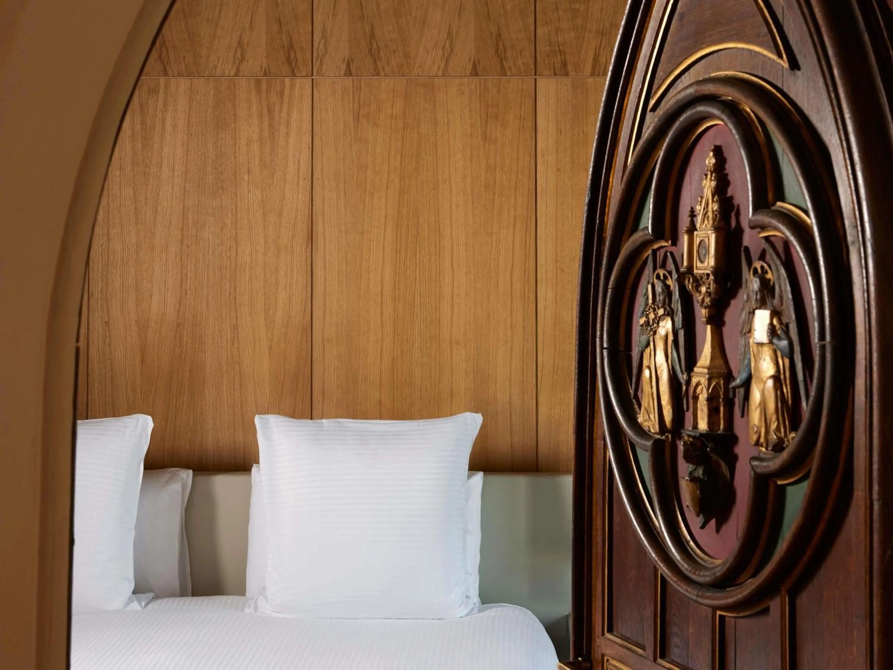 Bedroom in Domaine de la Reine Margot Paris-Issy - MGallery Collection