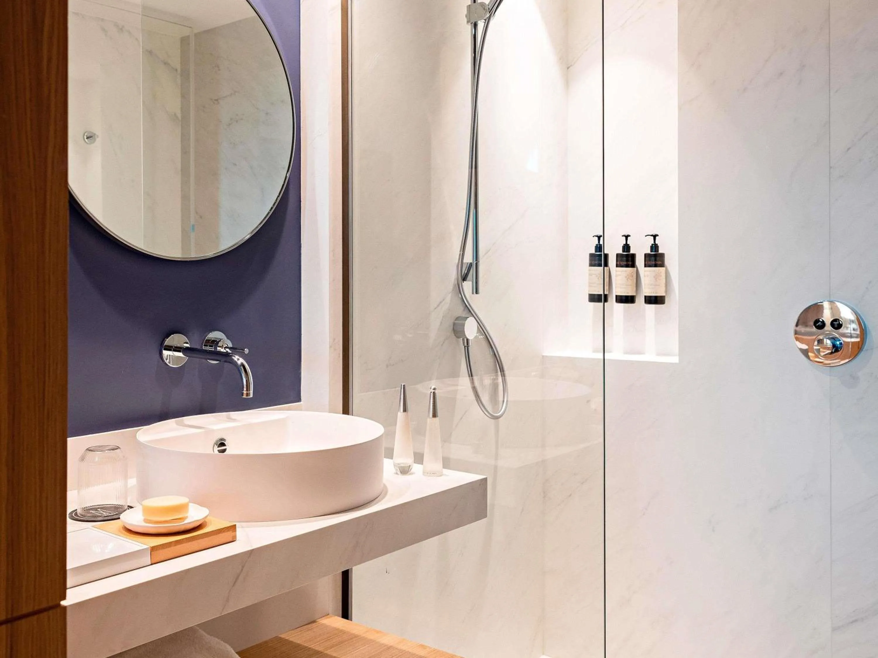 Bedroom in Domaine de la Reine Margot Paris-Issy - MGallery Collection