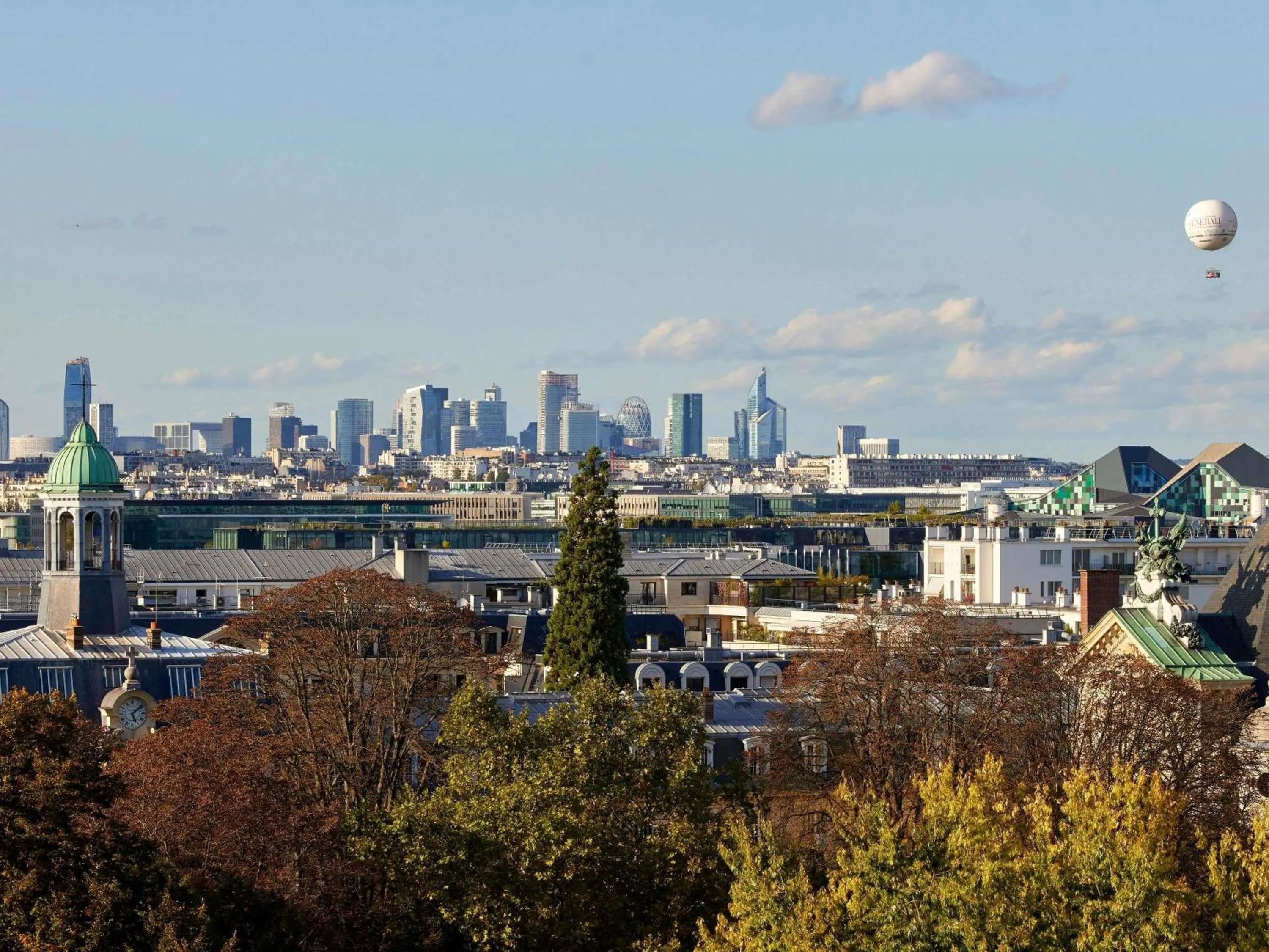 Bedroom in Domaine de la Reine Margot Paris-Issy - MGallery Collection