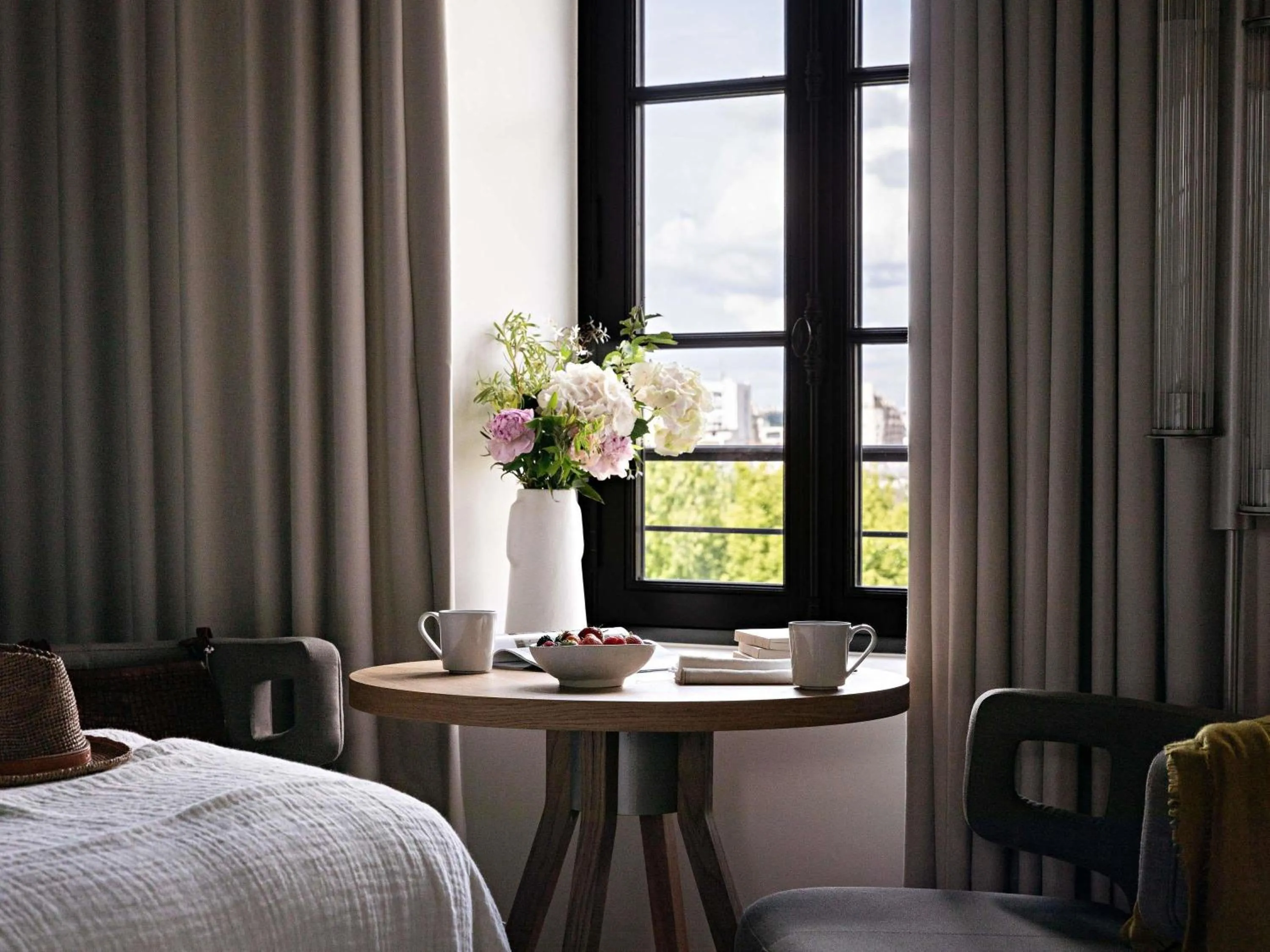 Bedroom, Bed in Domaine de la Reine Margot Paris-Issy - MGallery Collection