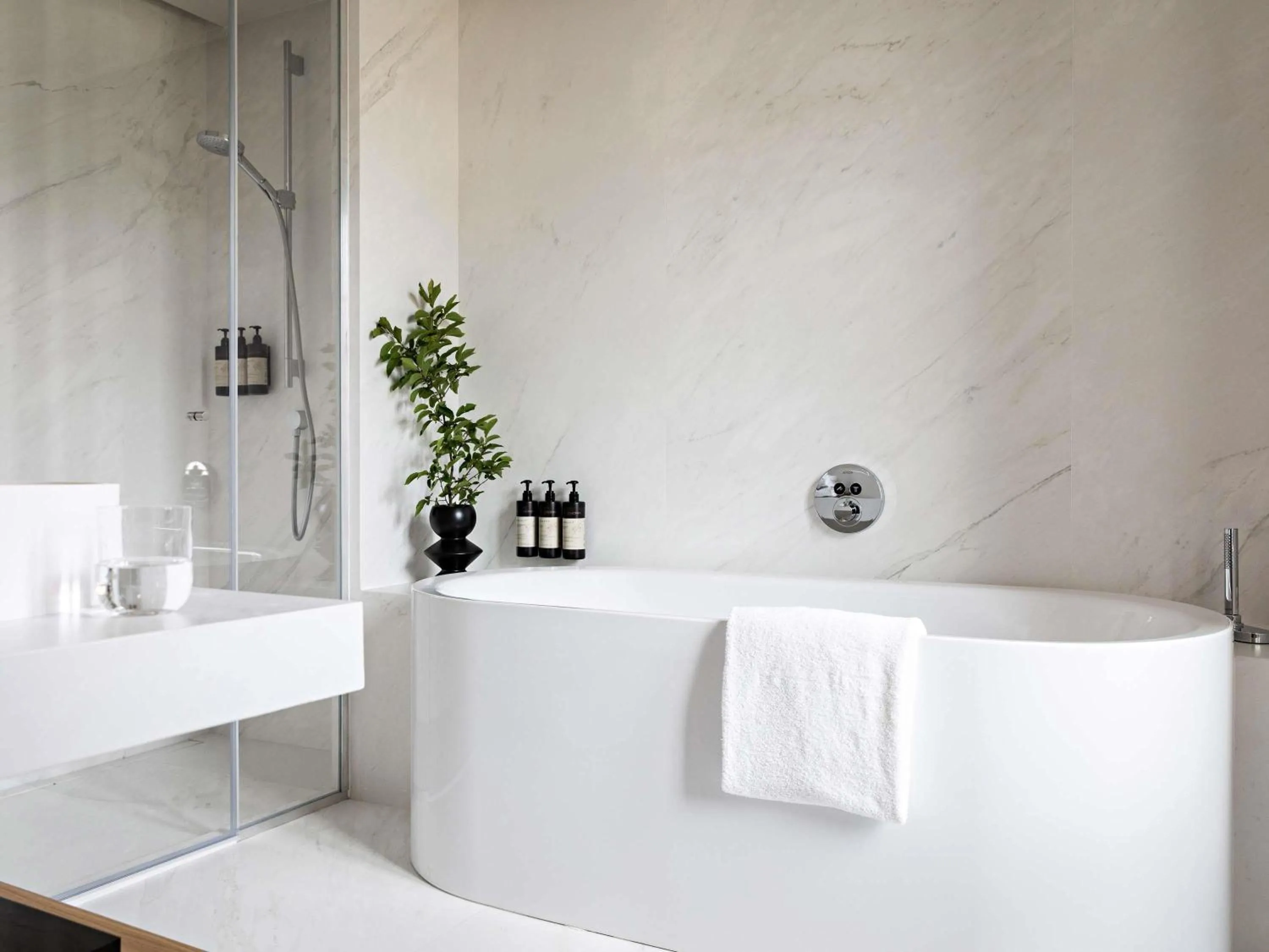 Bedroom in Domaine de la Reine Margot Paris-Issy - MGallery Collection