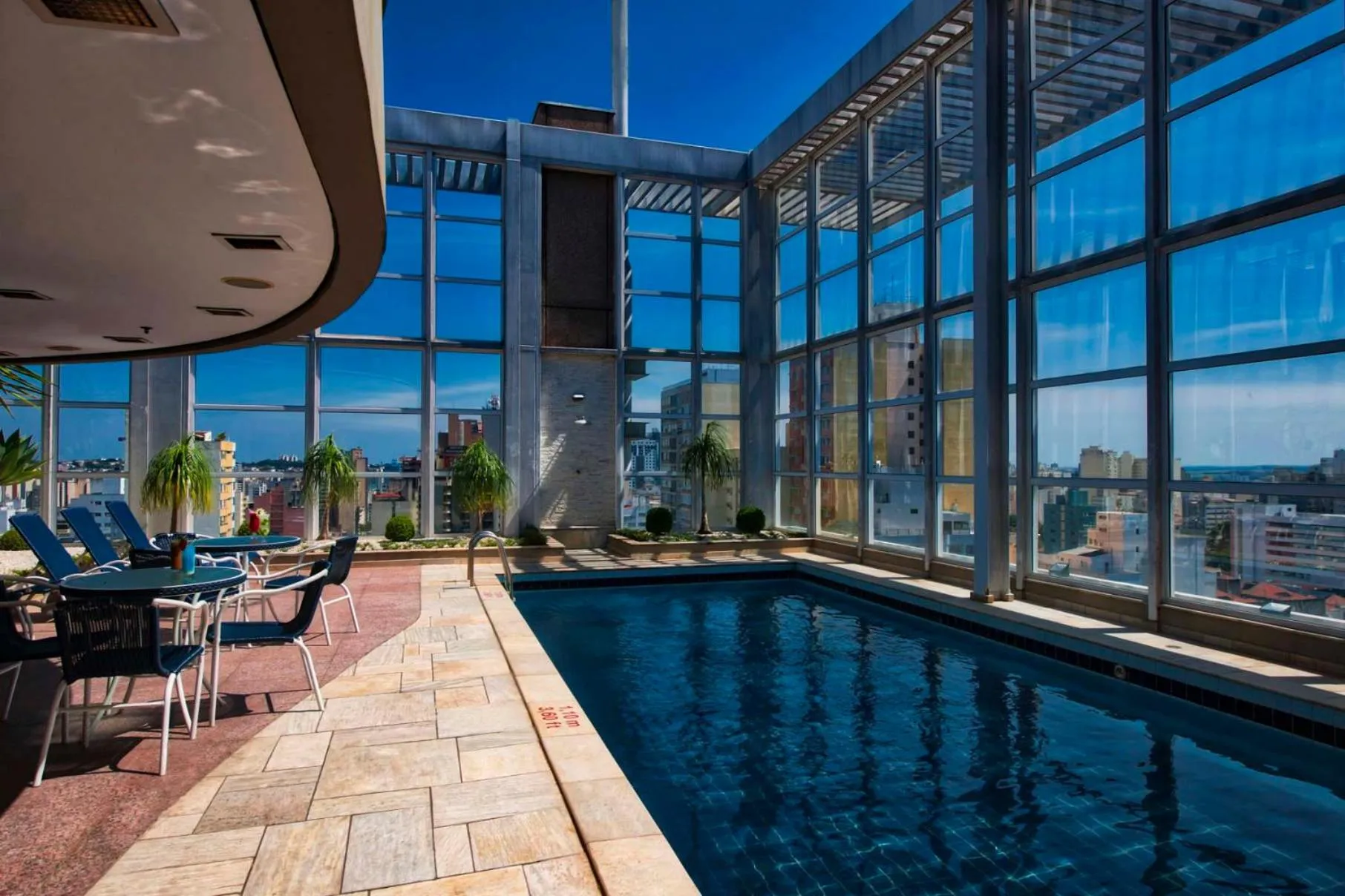 Swimming pool in Mercure Campinas