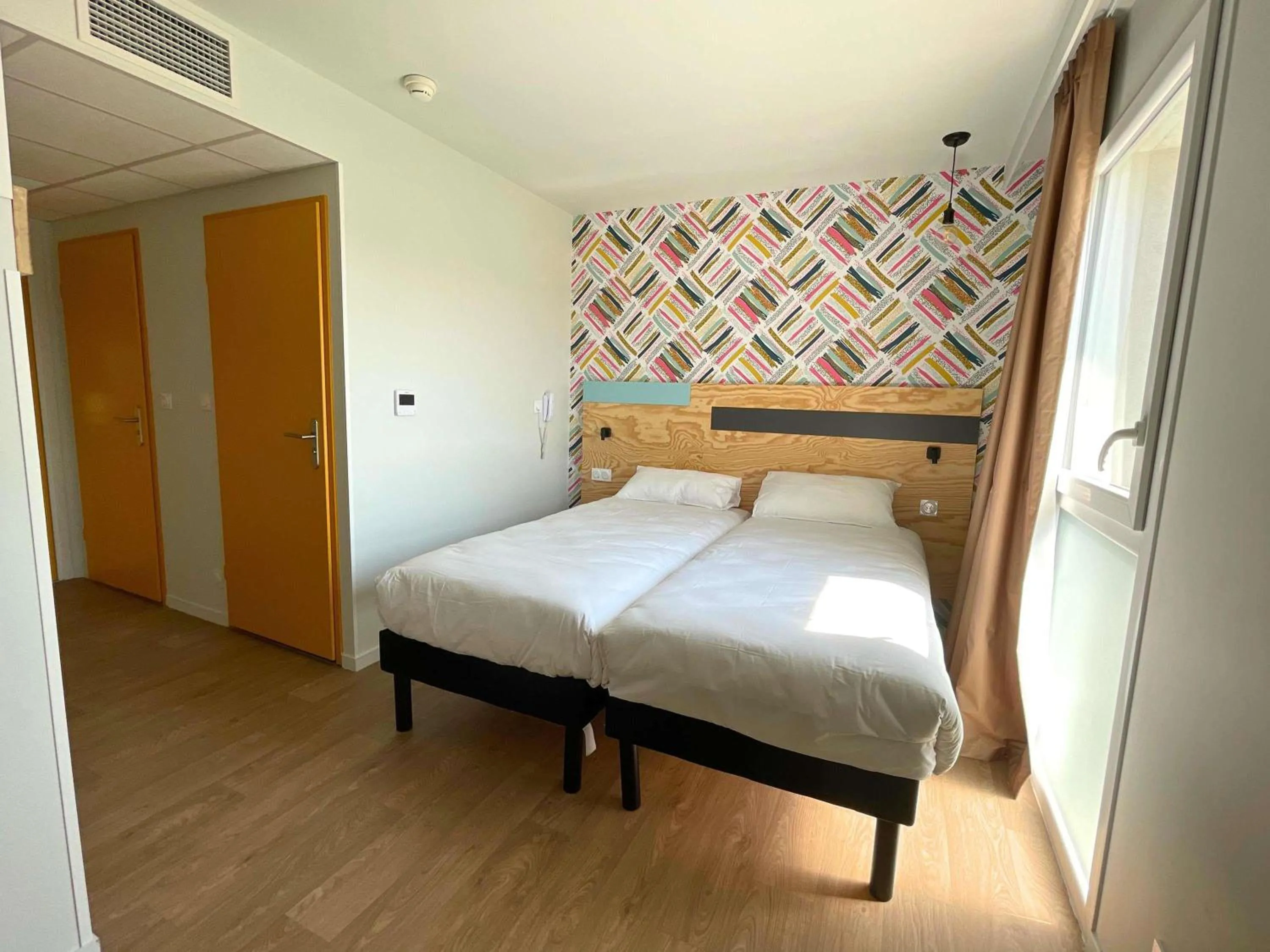 Bedroom, Bed in greet hotel Castets Coeur des Landes