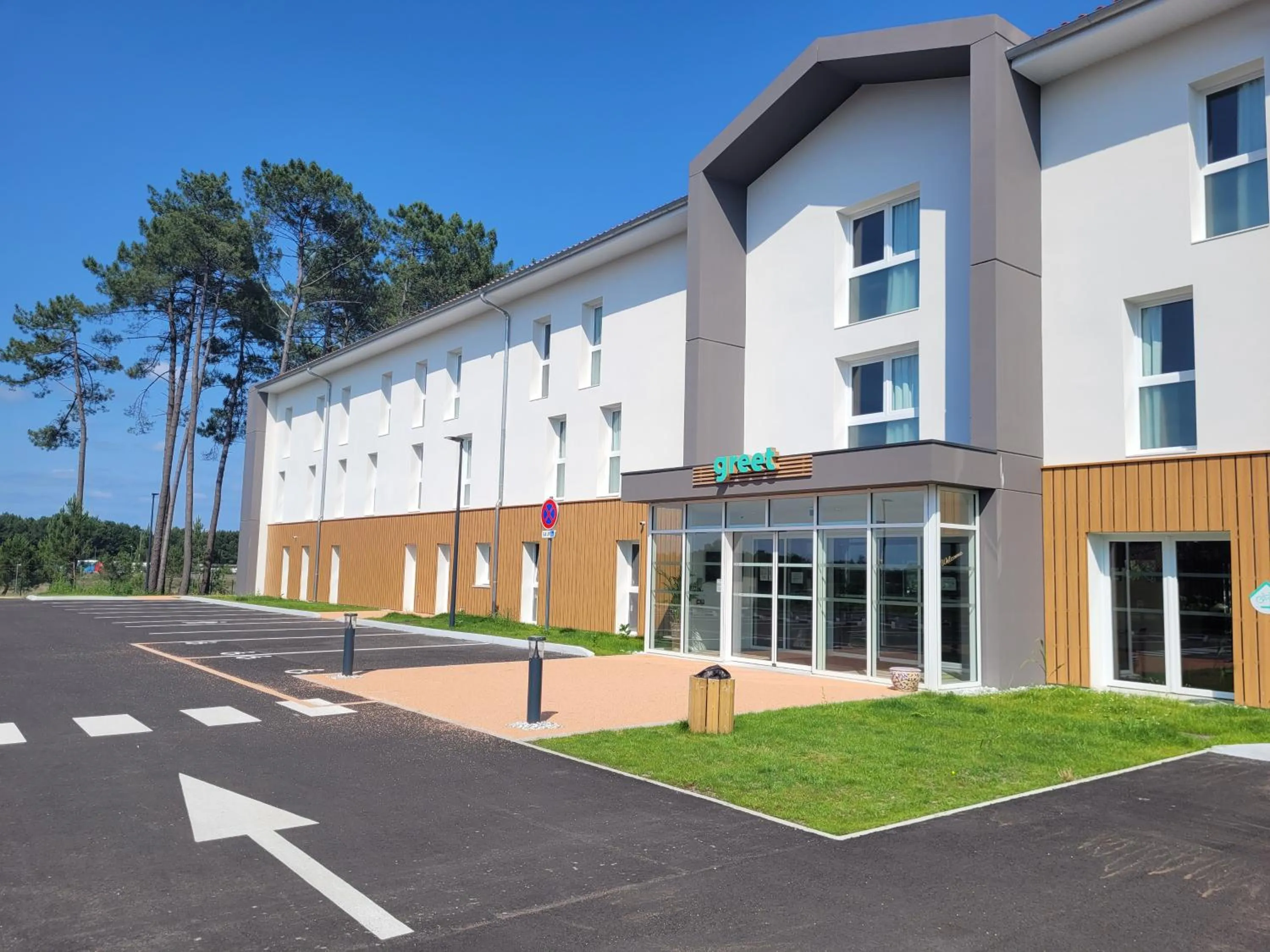 Property building in greet hotel Castets Coeur des Landes
