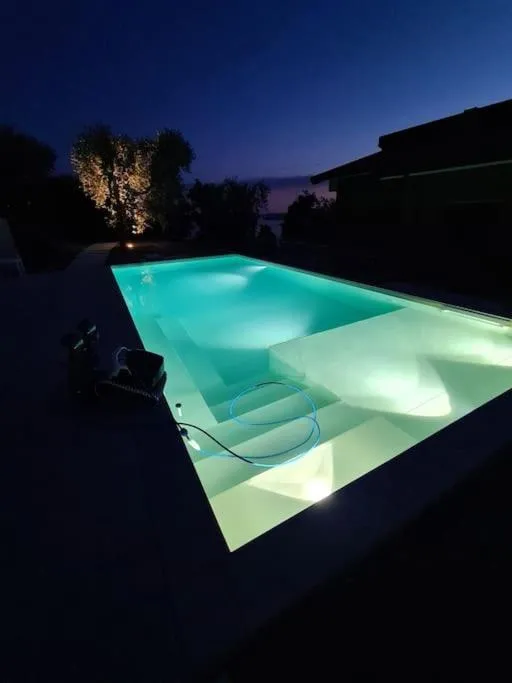 Swimming pool in Villa Malù - APT Amalia - Piscina e vista lago