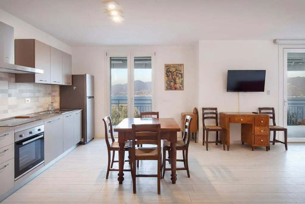 Kitchen or kitchenette in Villa Malù - APT Amalia - Piscina e vista lago