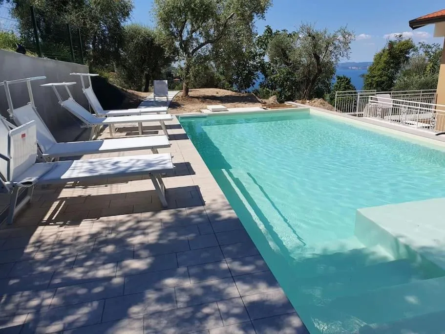 Swimming pool in Villa Malù - APT Amalia - Piscina e vista lago