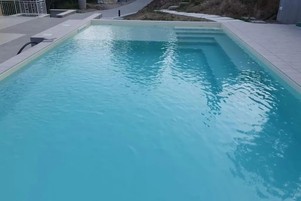 Swimming pool in Villa Malù - APT Amalia - Piscina e vista lago