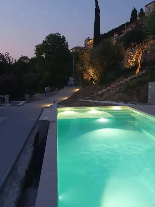 Swimming pool in Villa Malù - APT Amalia - Piscina e vista lago