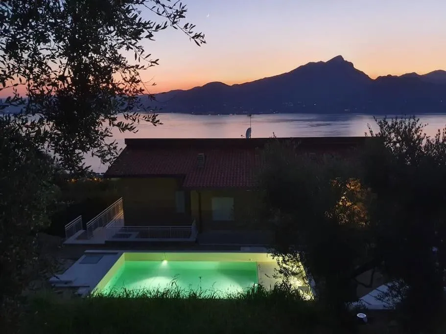 Swimming pool in Villa Malù - APT Amalia - Piscina e vista lago