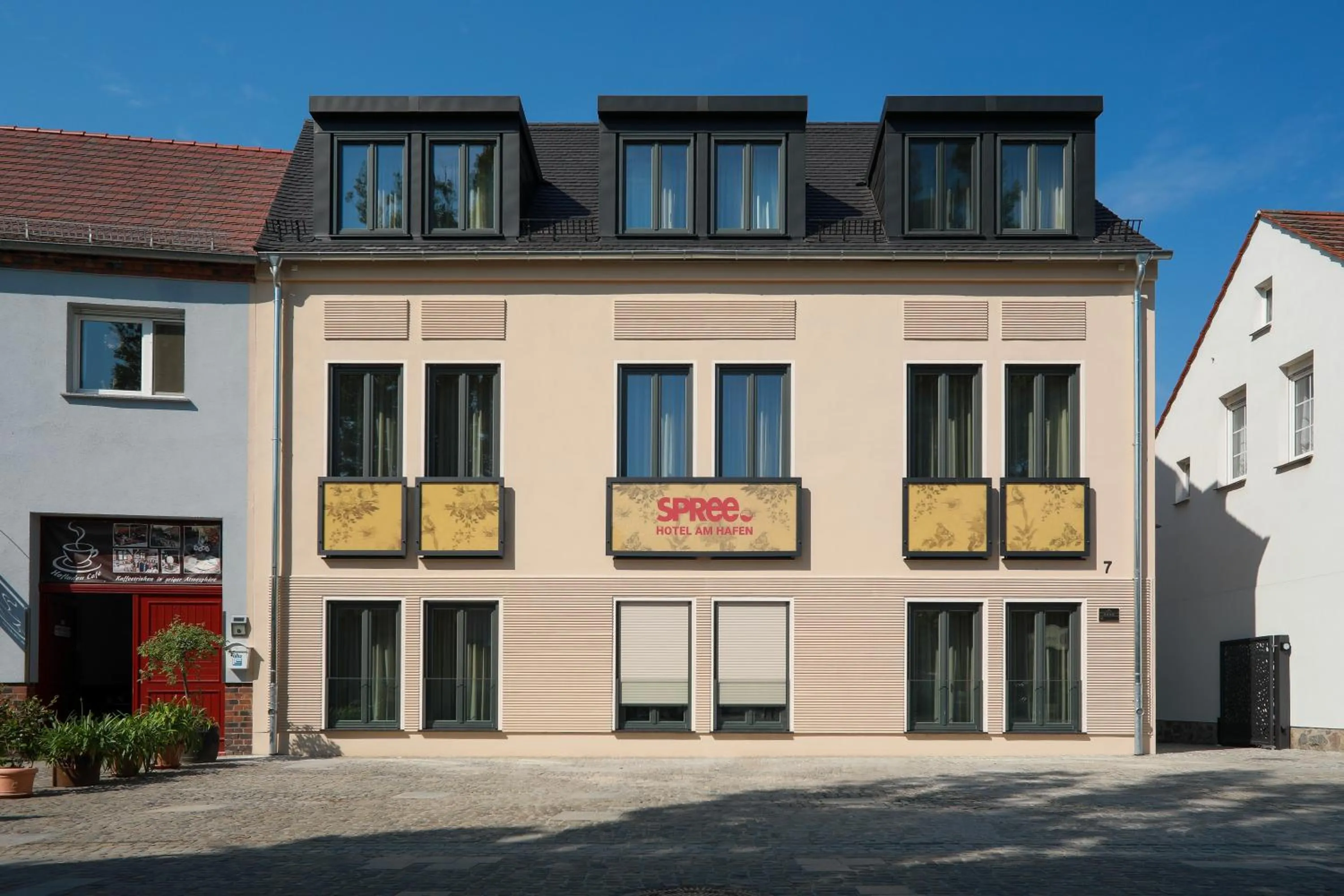 Property building in SPREE. Hotel am Hafen