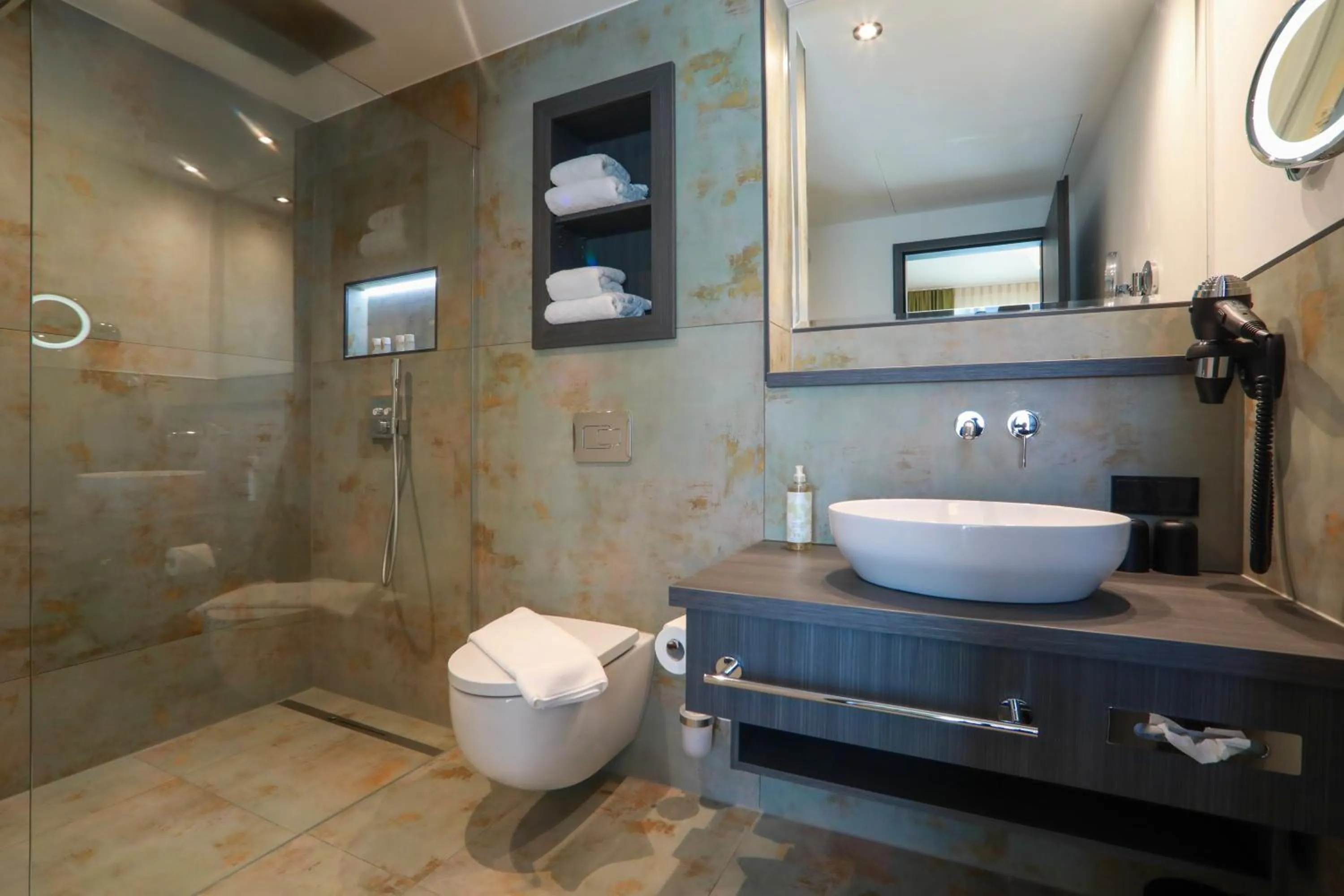 Shower in SPREE. Hotel am Hafen