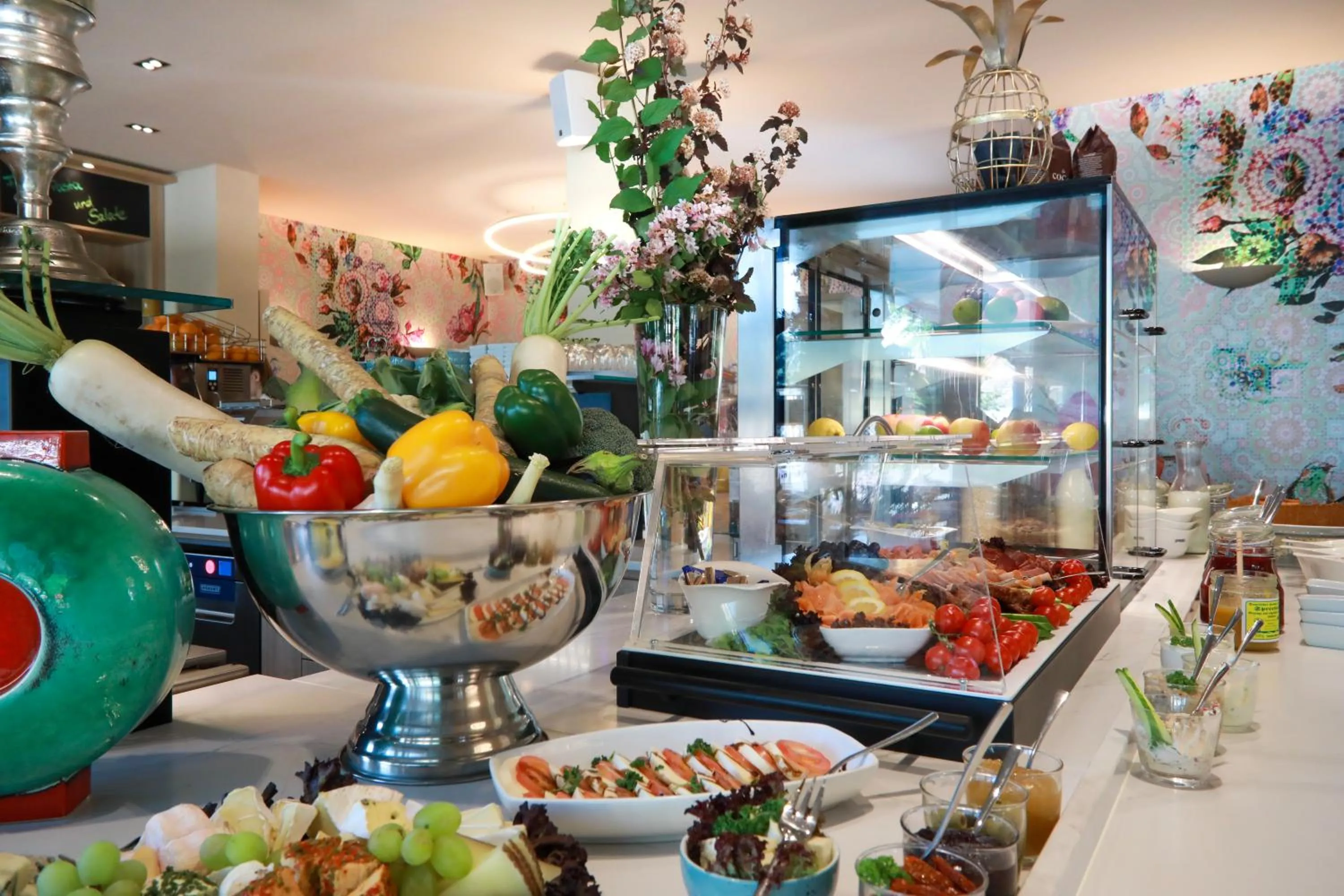 Buffet breakfast in SPREE. Hotel am Hafen