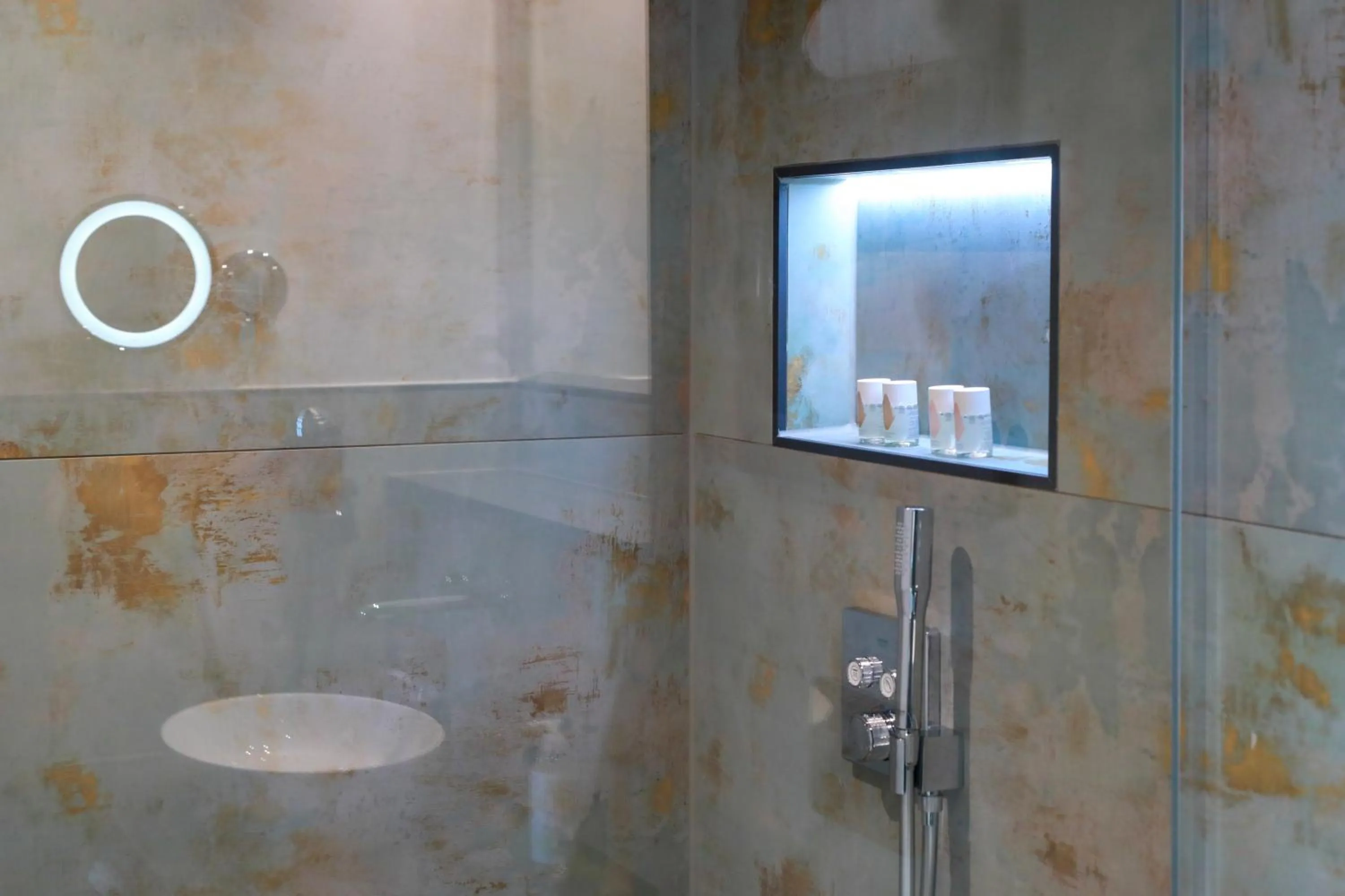 Shower in SPREE. Hotel am Hafen