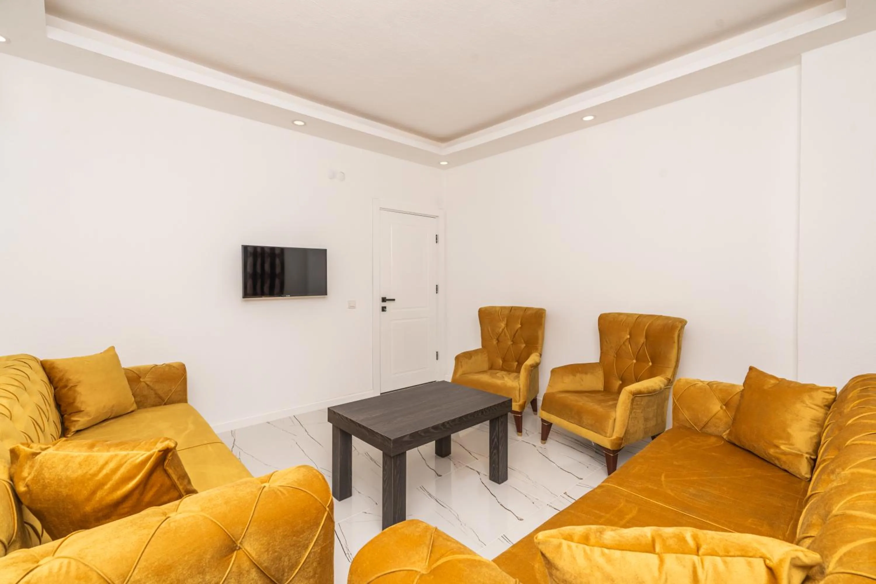 Communal lounge/ TV room in TAYLA SUİT