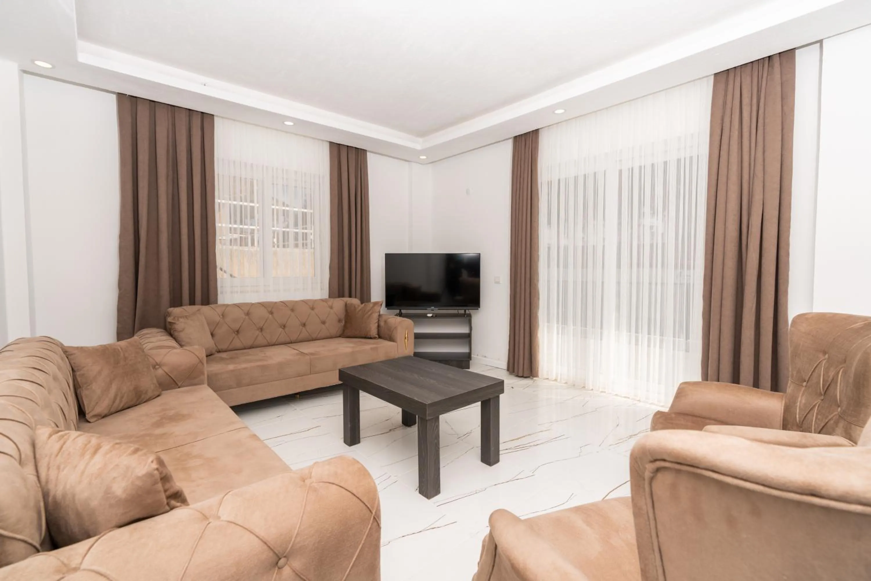 Communal lounge/ TV room in TAYLA SUİT