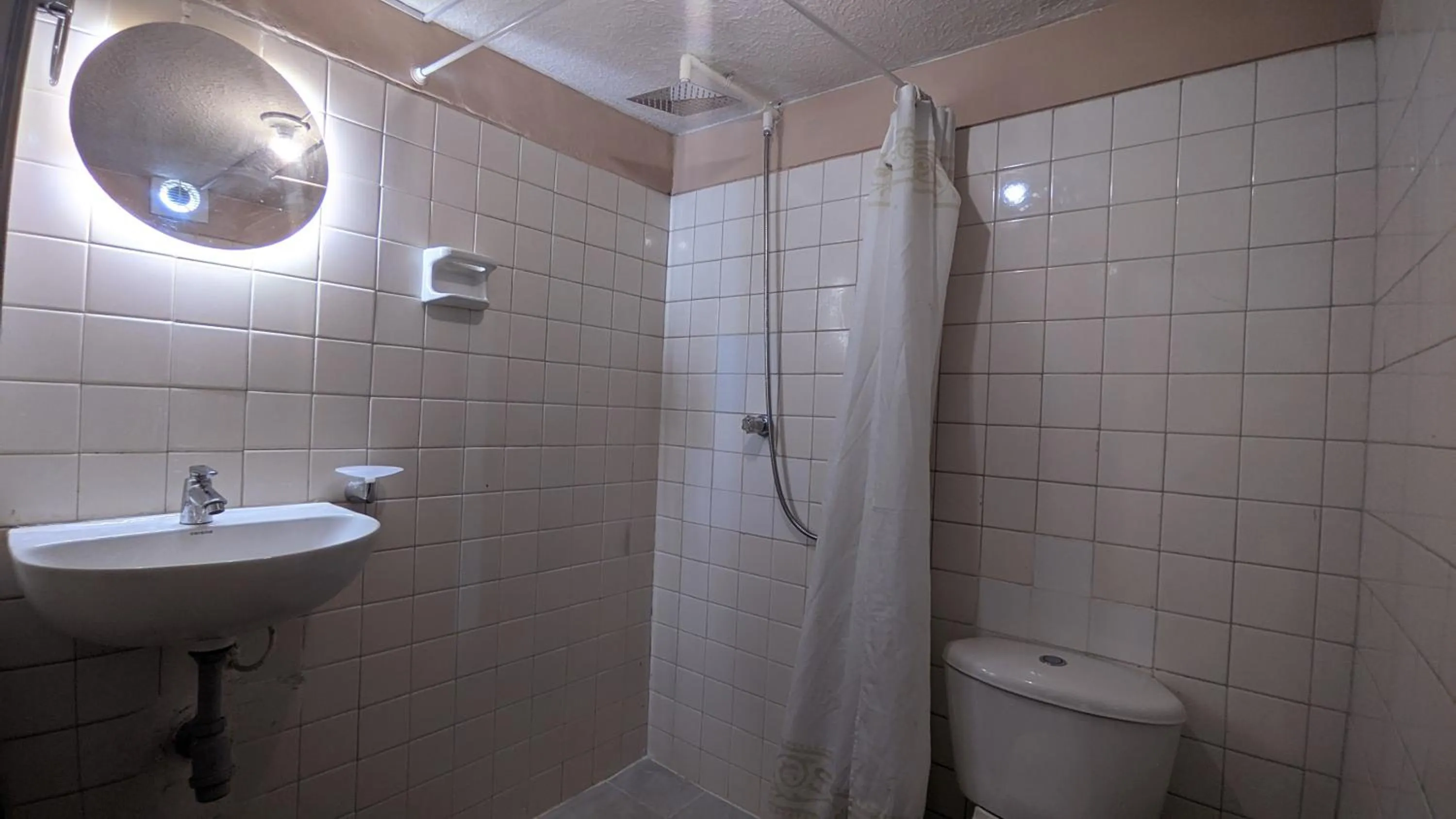 Shower in Hotel Grand ilama