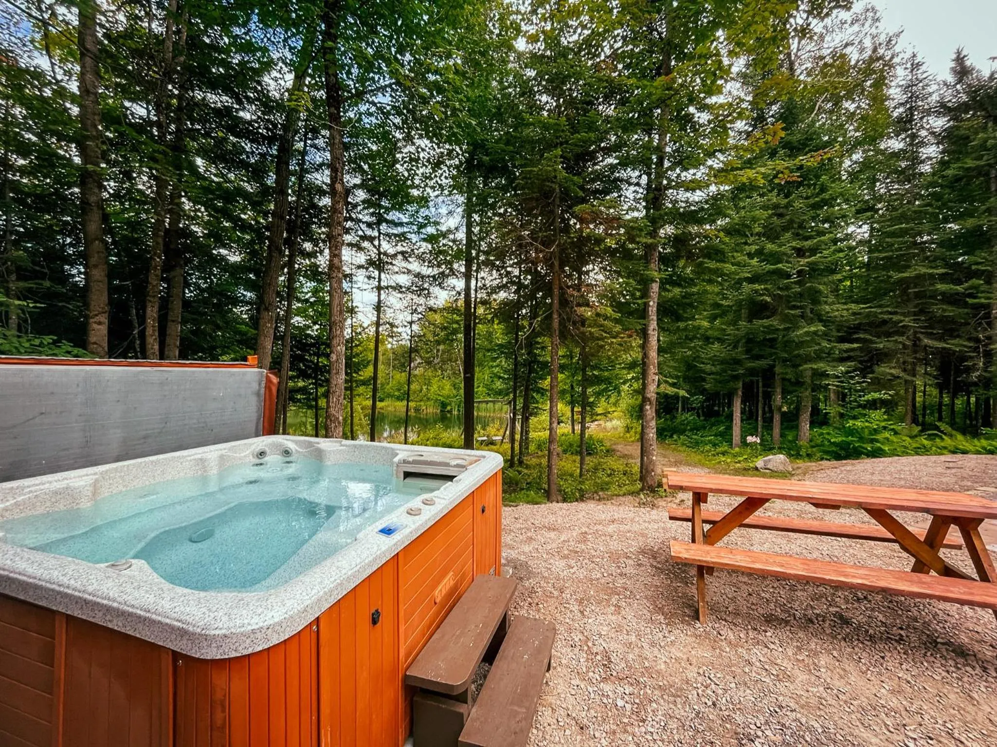 Hot Tub in Les Chalets Tourisma - Chalet dans les bois avec lac privé - Le Colibri