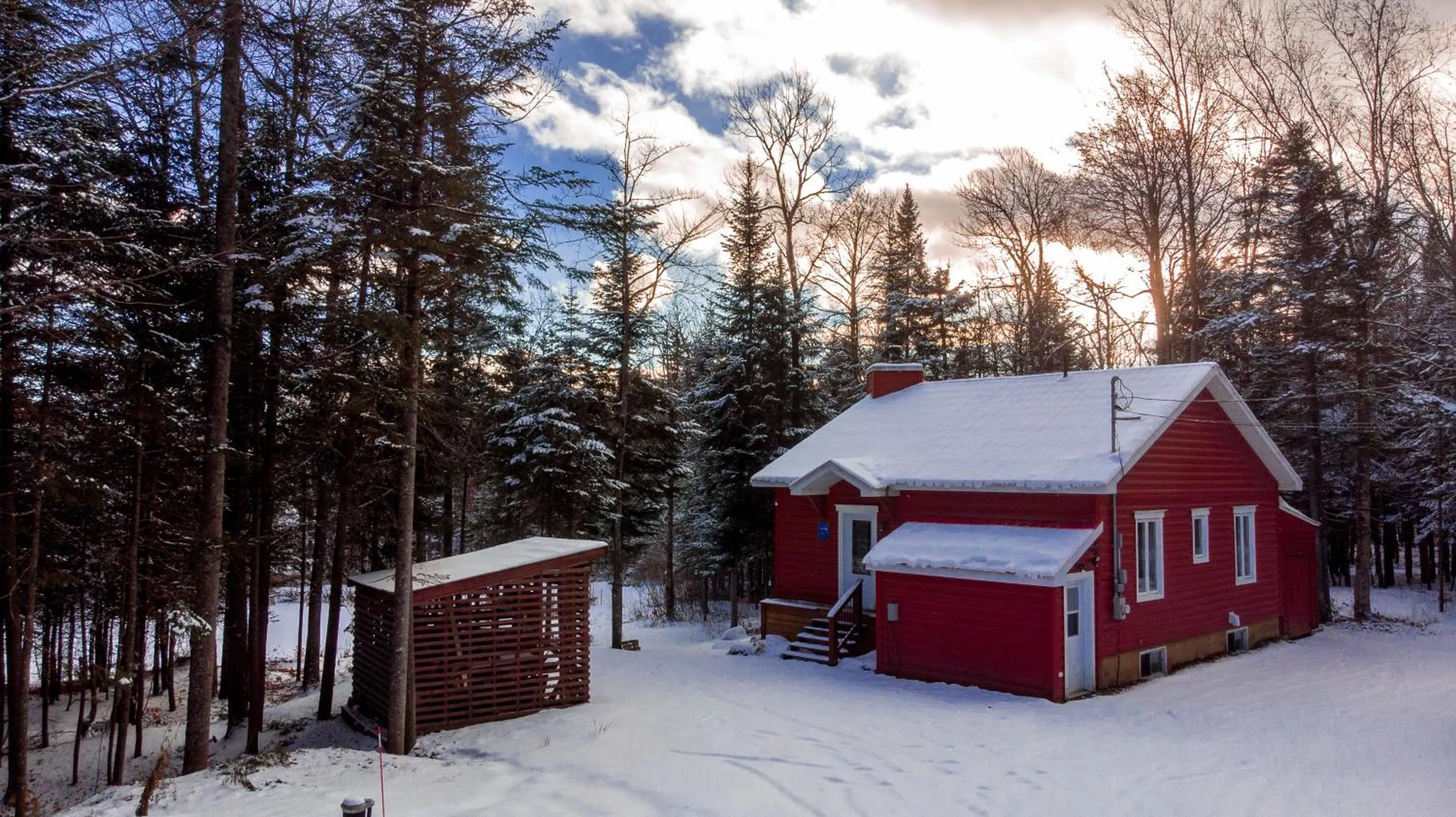 Property building in Les Chalets Tourisma - Chalet dans les bois avec lac privé - Le Colibri