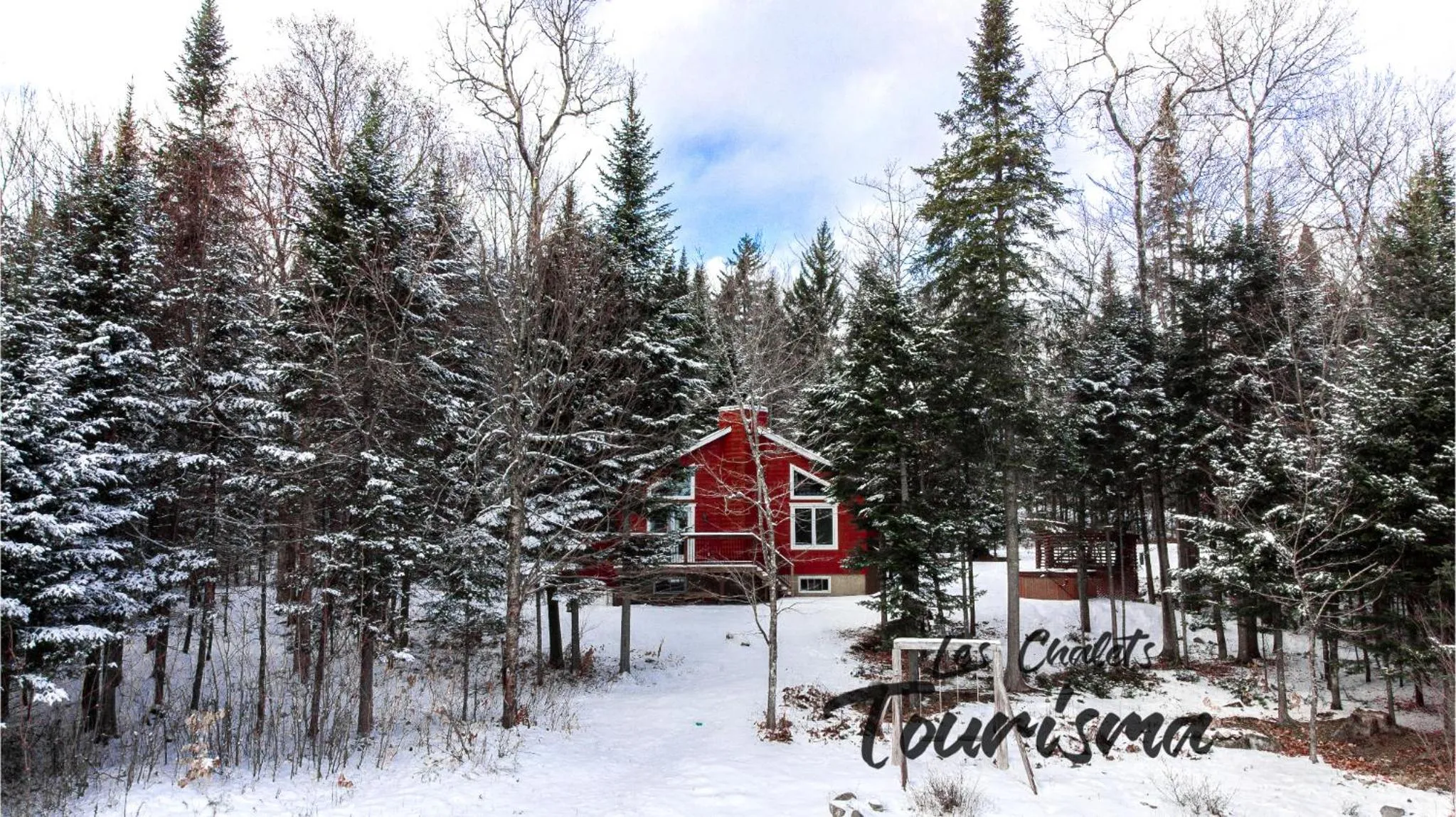Property building in Les Chalets Tourisma - Chalet dans les bois avec lac privé - Le Colibri