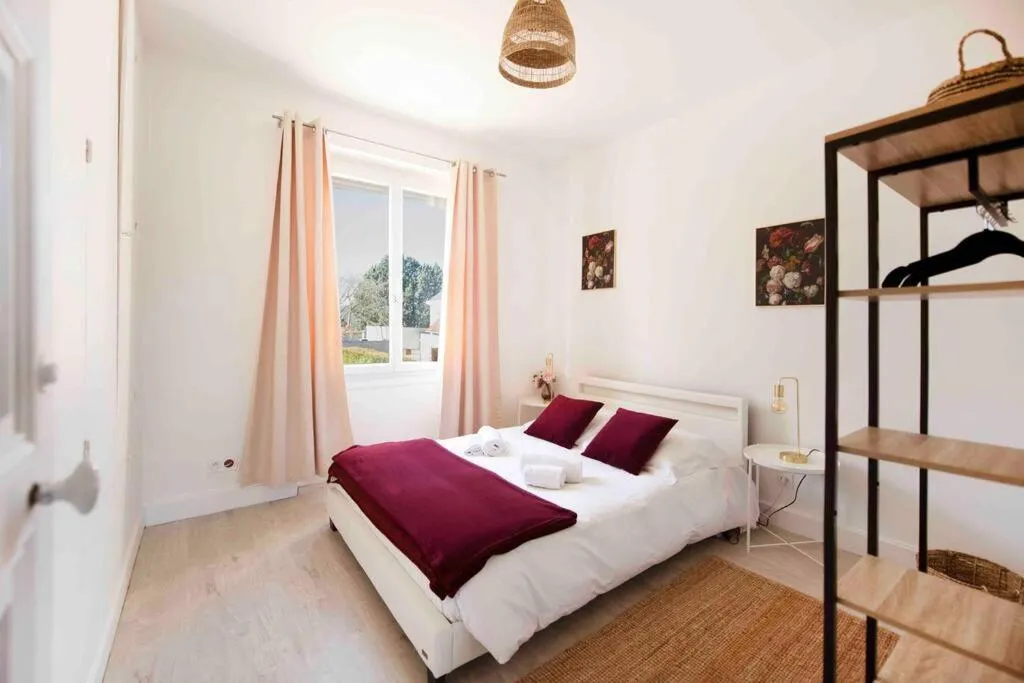 Bed in Jolie Maison sur Orléans, Parking & Climatisation