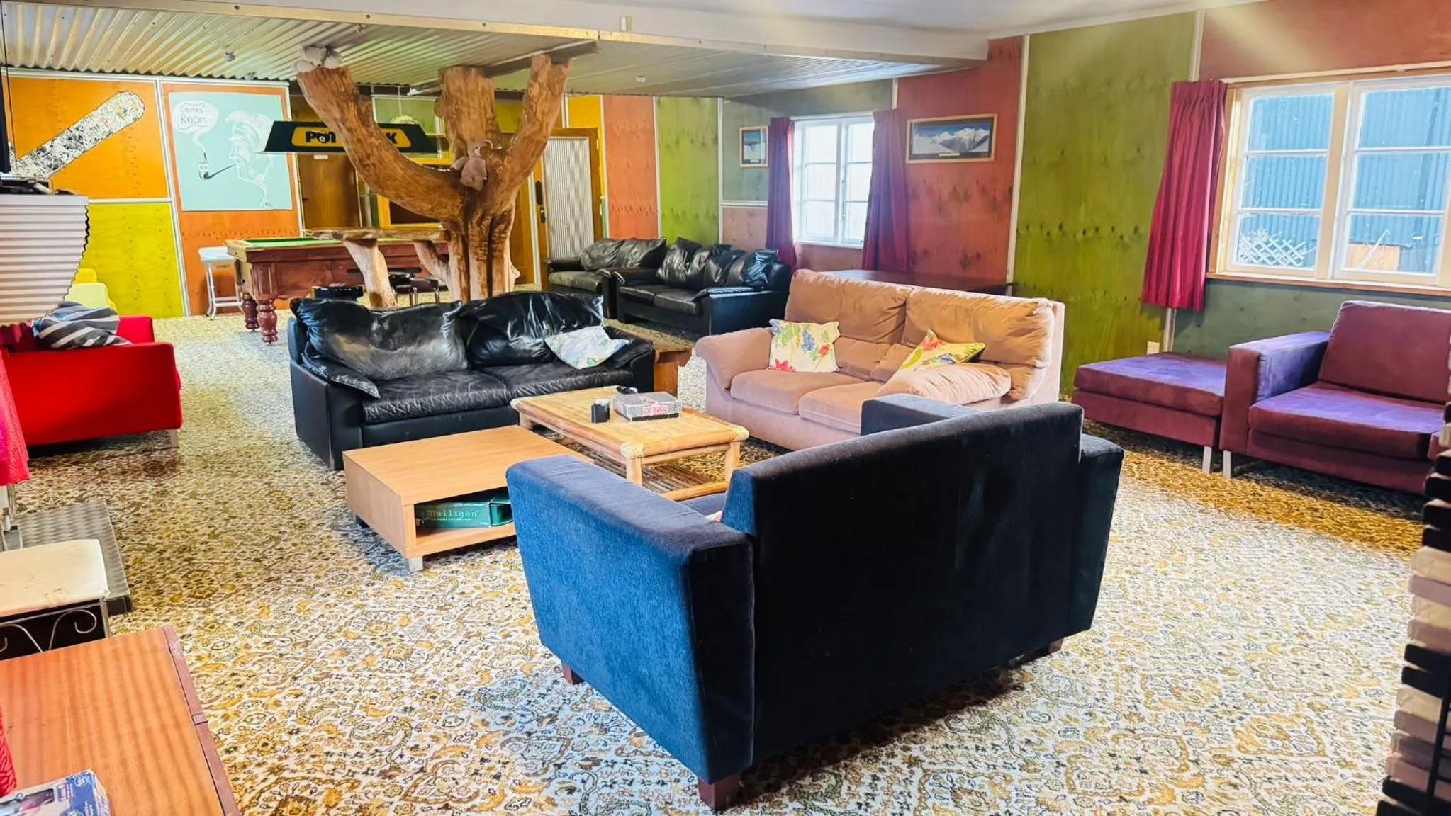 Communal lounge/ TV room in The Crossing Lodge & Backpackers