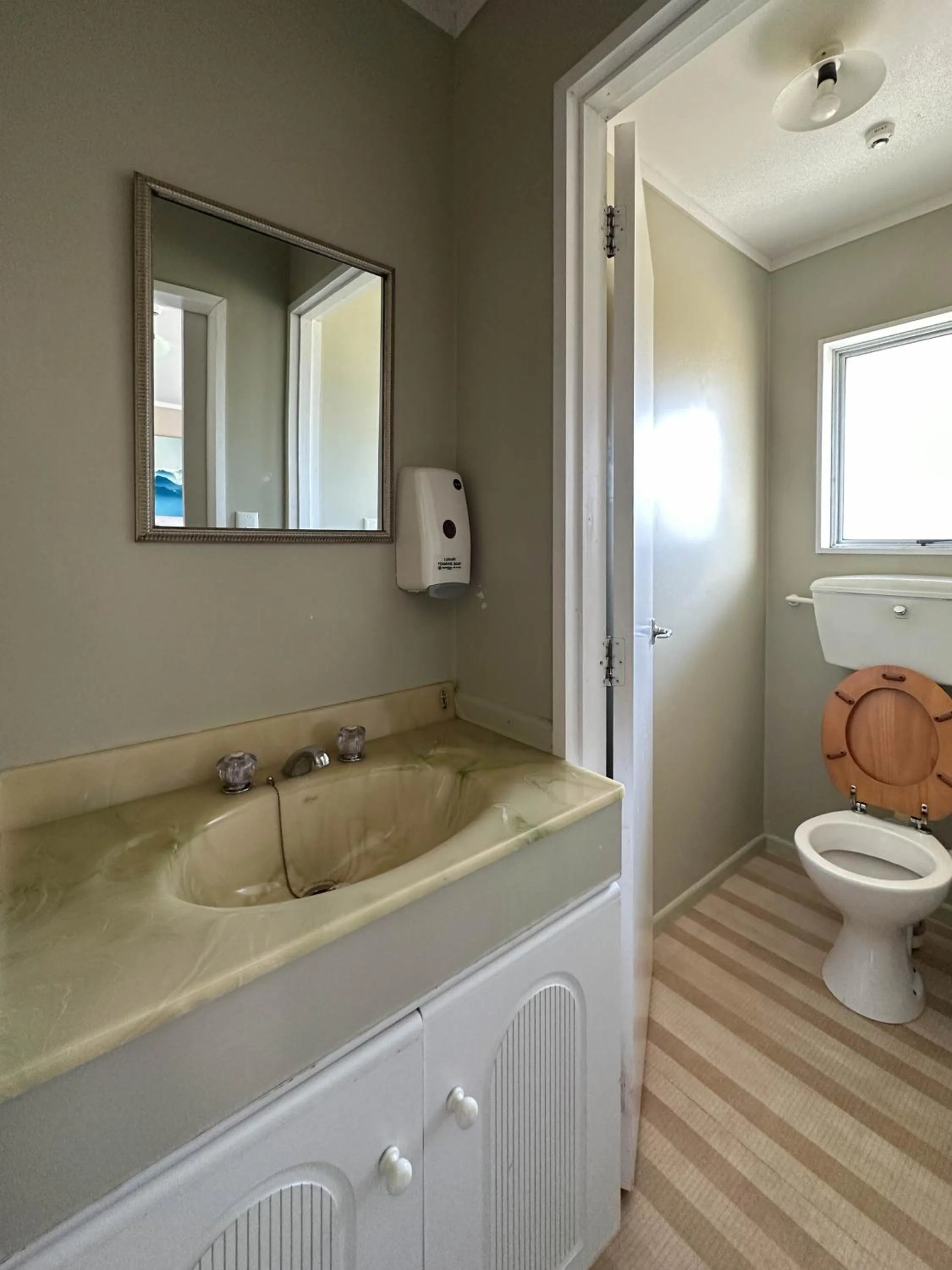 Toilet in The Crossing Lodge & Backpackers