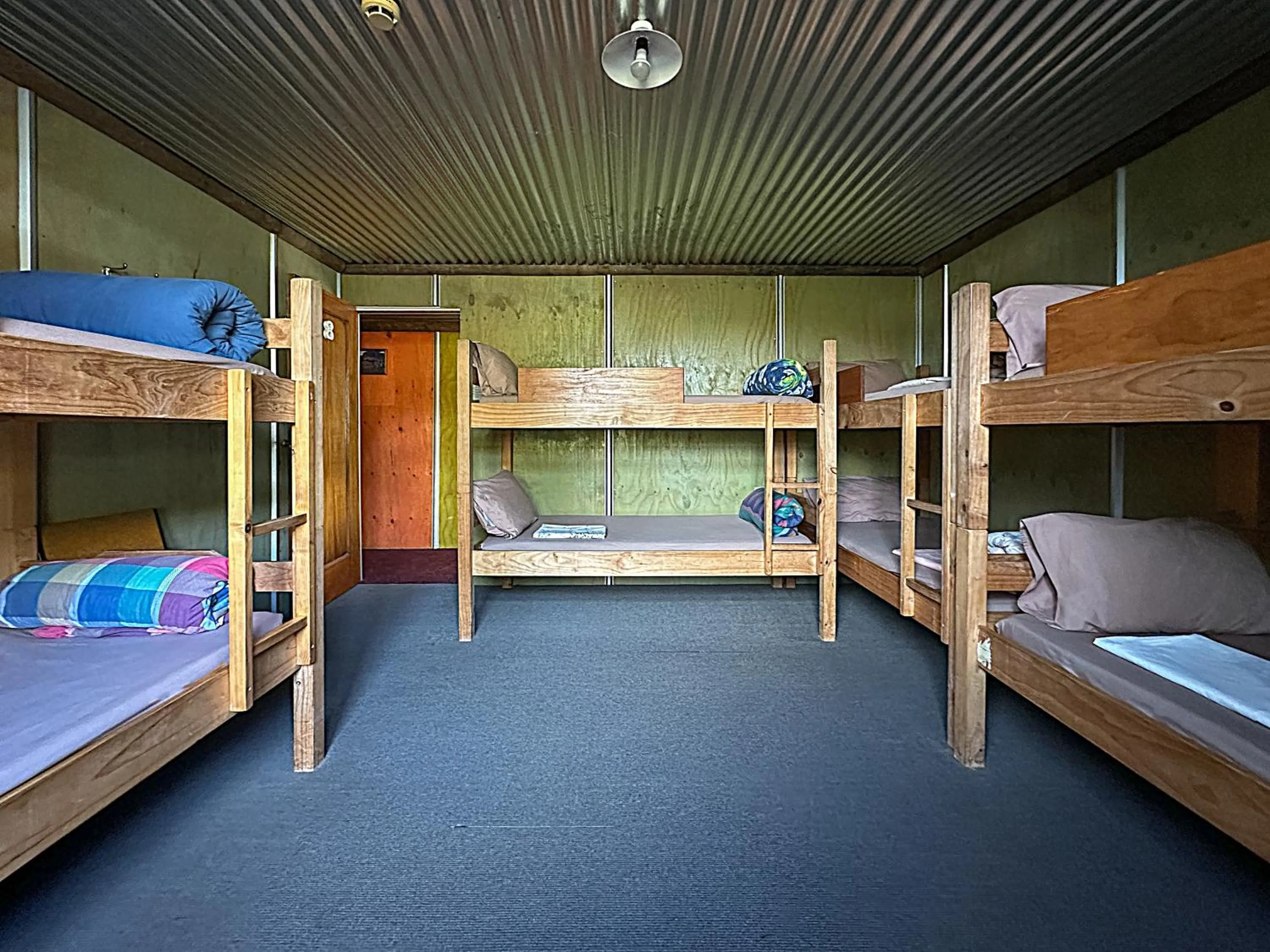 Communal lounge/ TV room, Bed in The Crossing Lodge & Backpackers