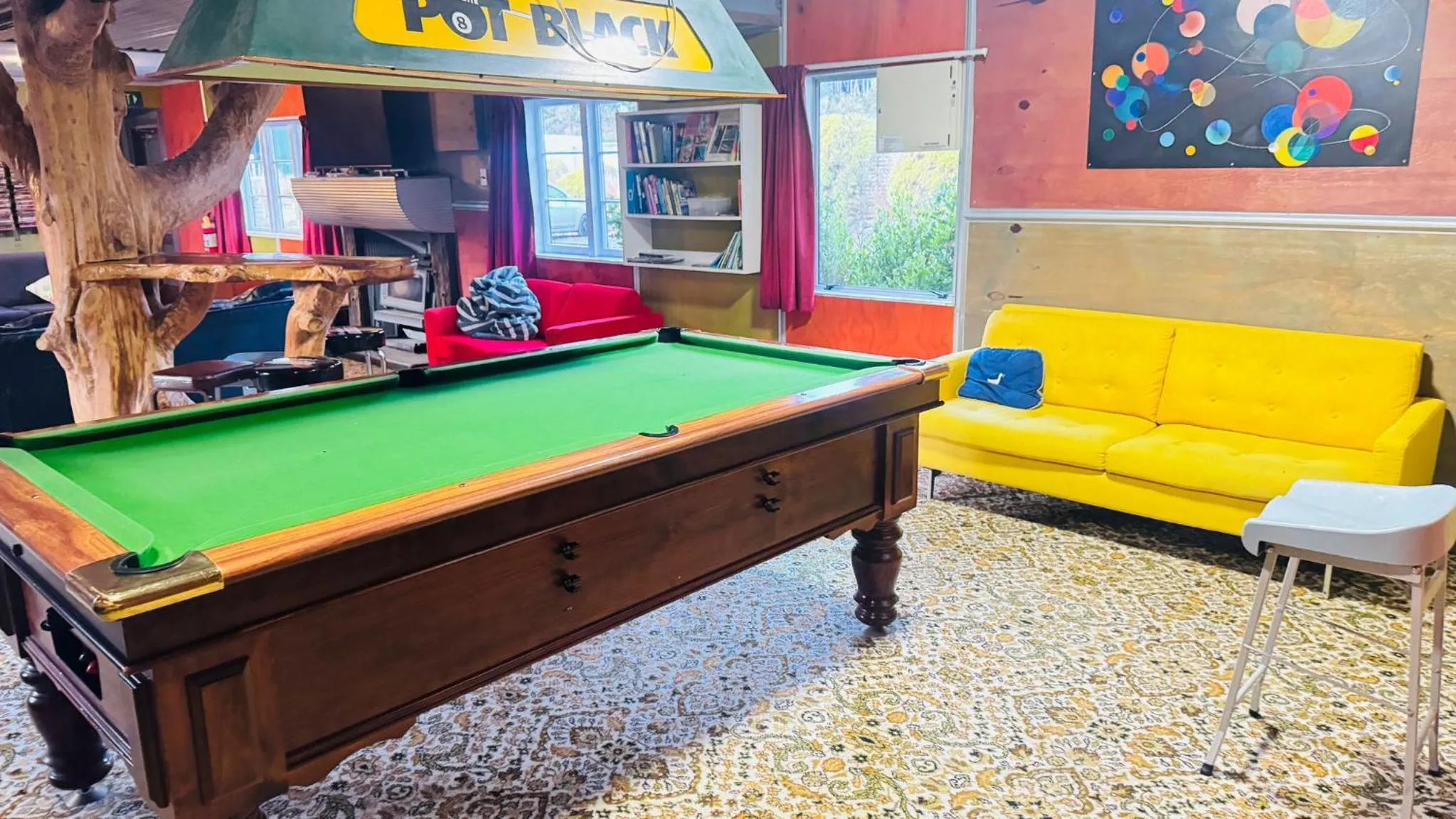 Communal lounge/ TV room in The Crossing Lodge & Backpackers