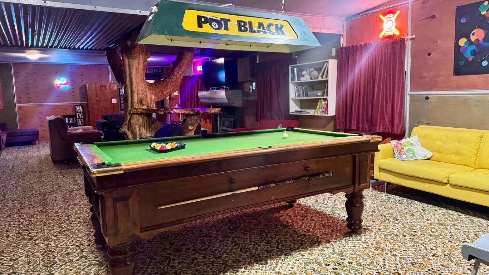 Communal lounge/ TV room in The Crossing Lodge & Backpackers