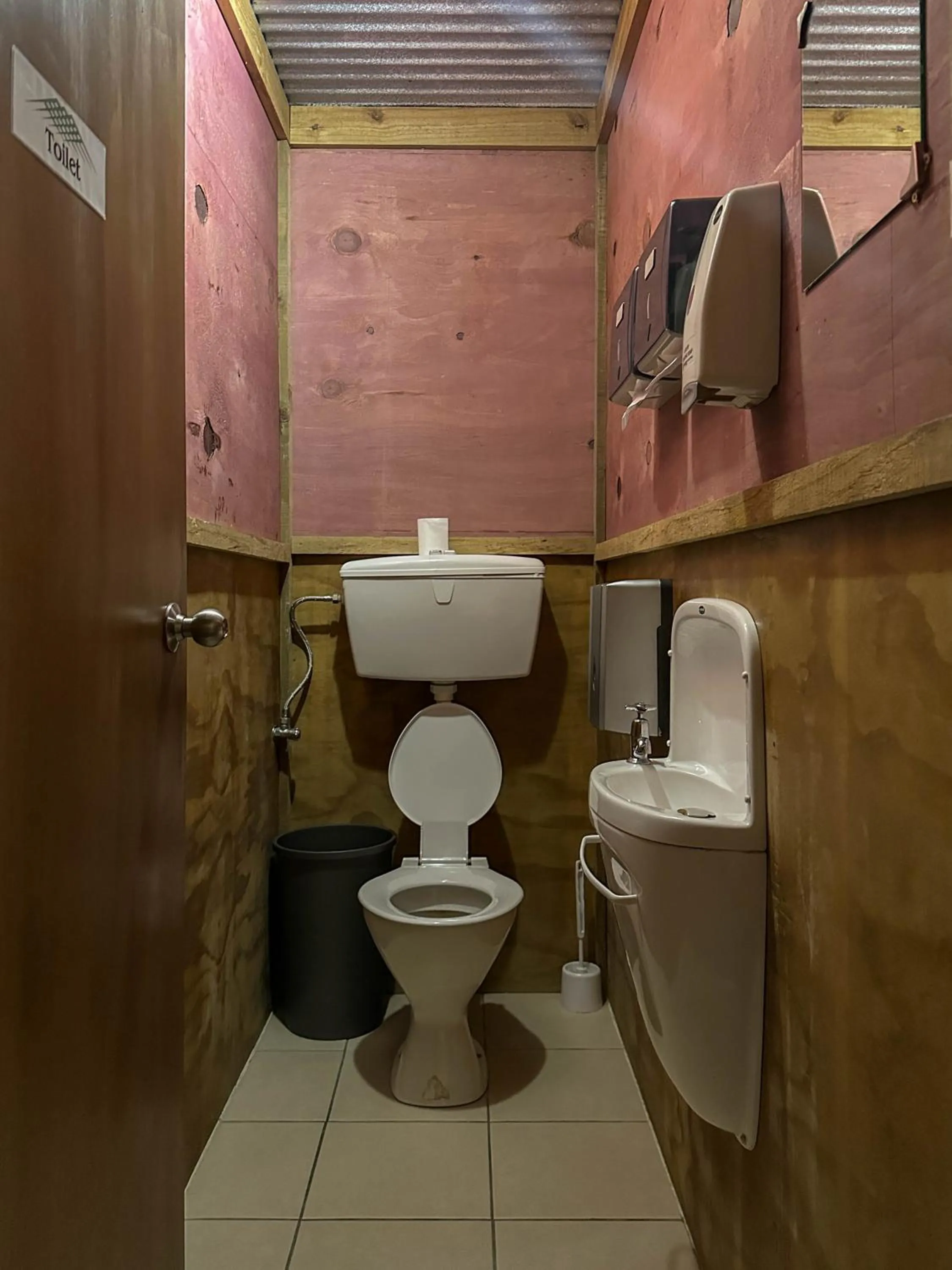 Toilet in The Crossing Lodge & Backpackers