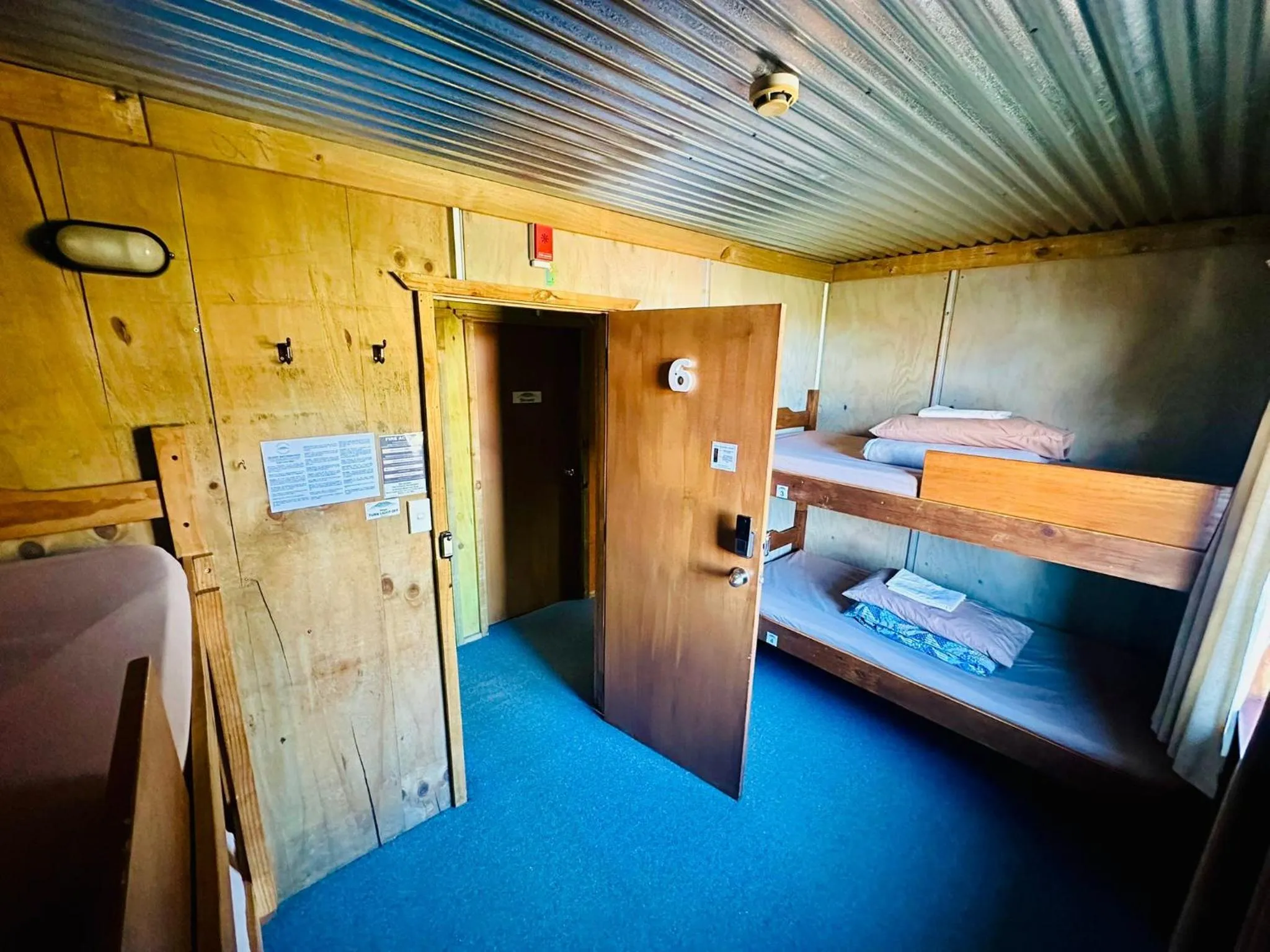 Photo of the whole room, Bed in The Crossing Lodge & Backpackers