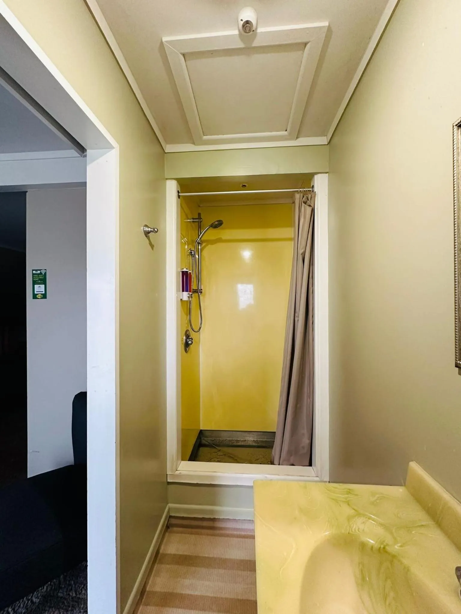 Shower, Bed in The Crossing Lodge & Backpackers