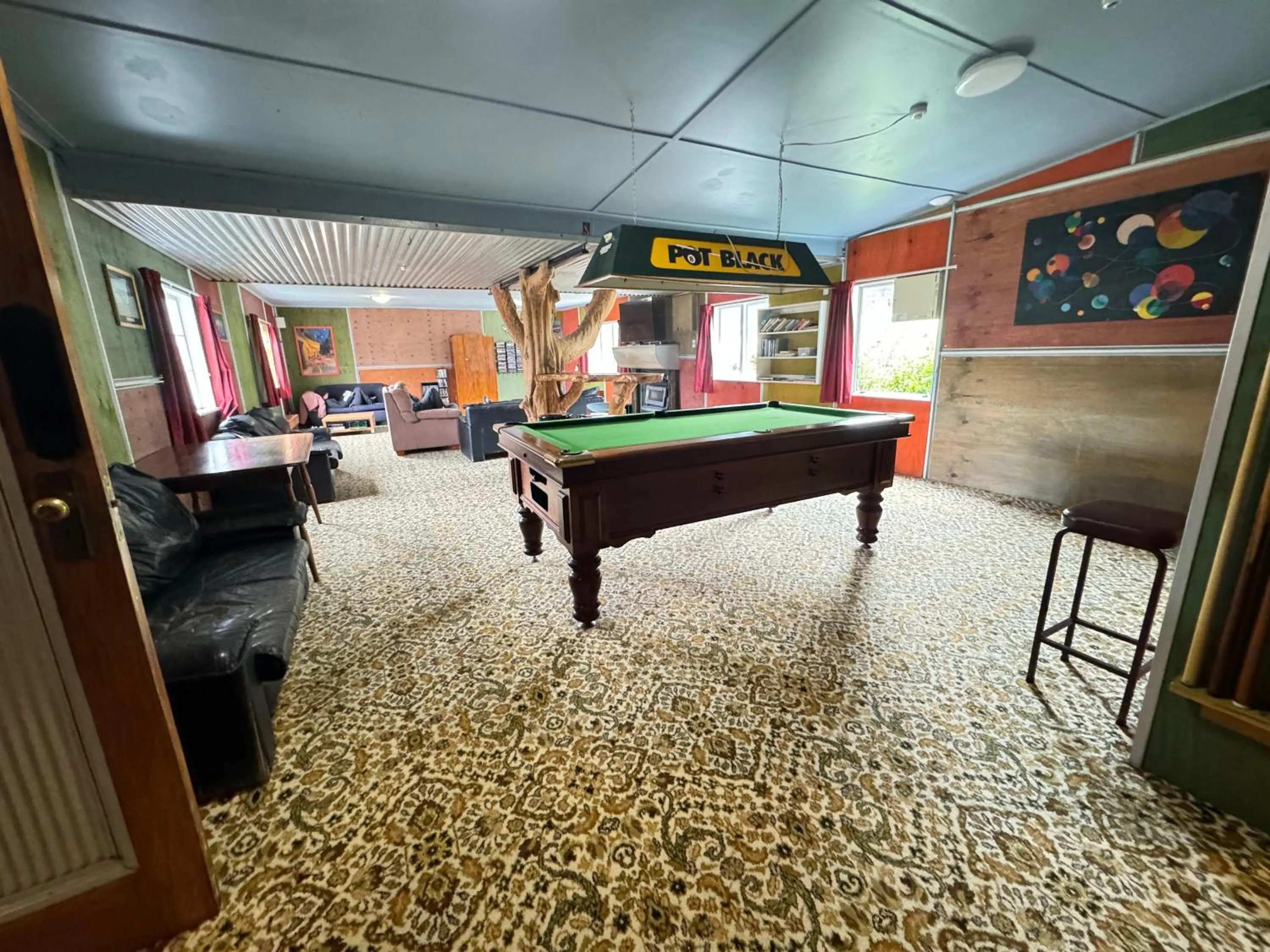 Communal lounge/ TV room in The Crossing Lodge & Backpackers