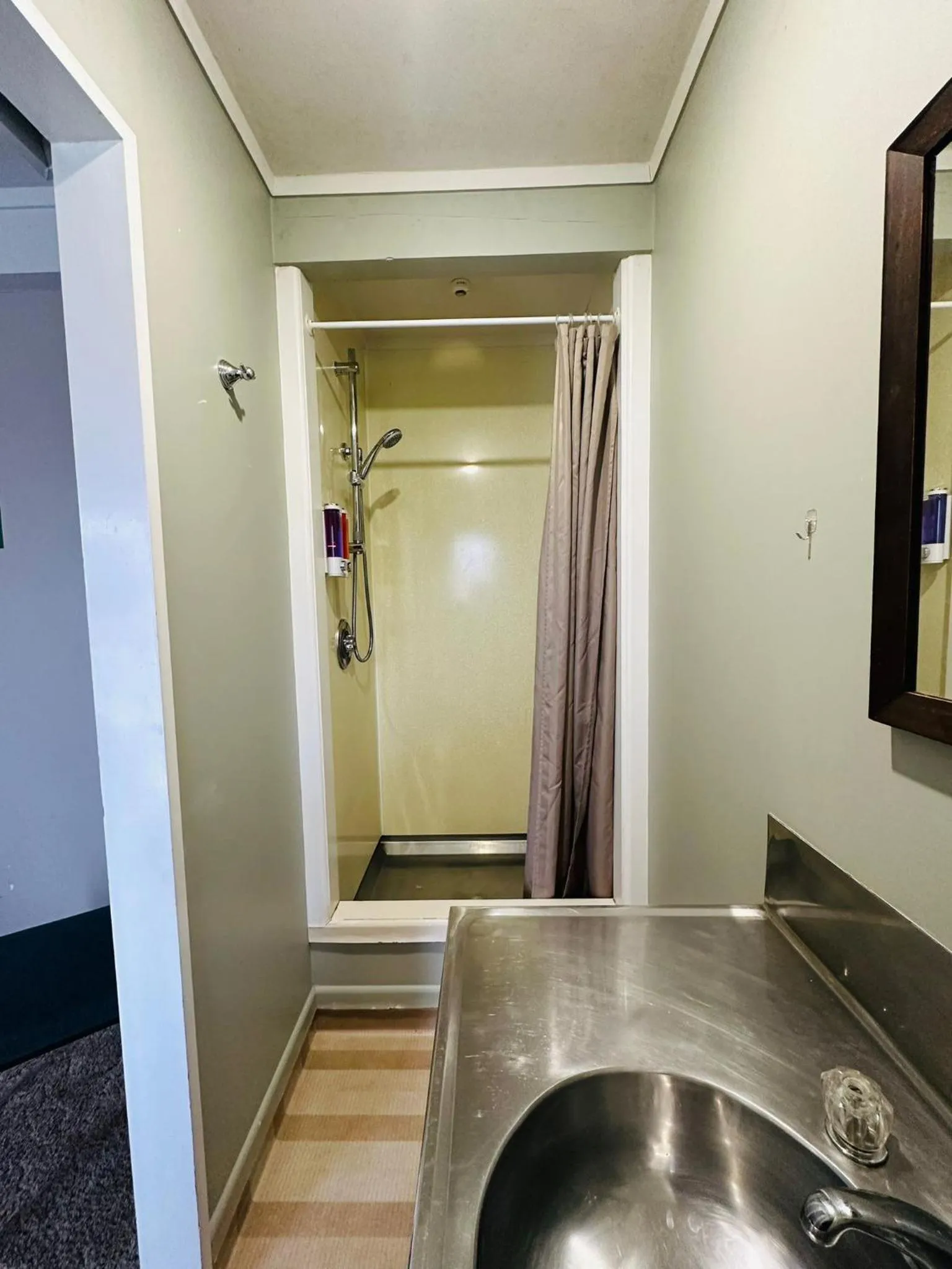 Shower in The Crossing Lodge & Backpackers