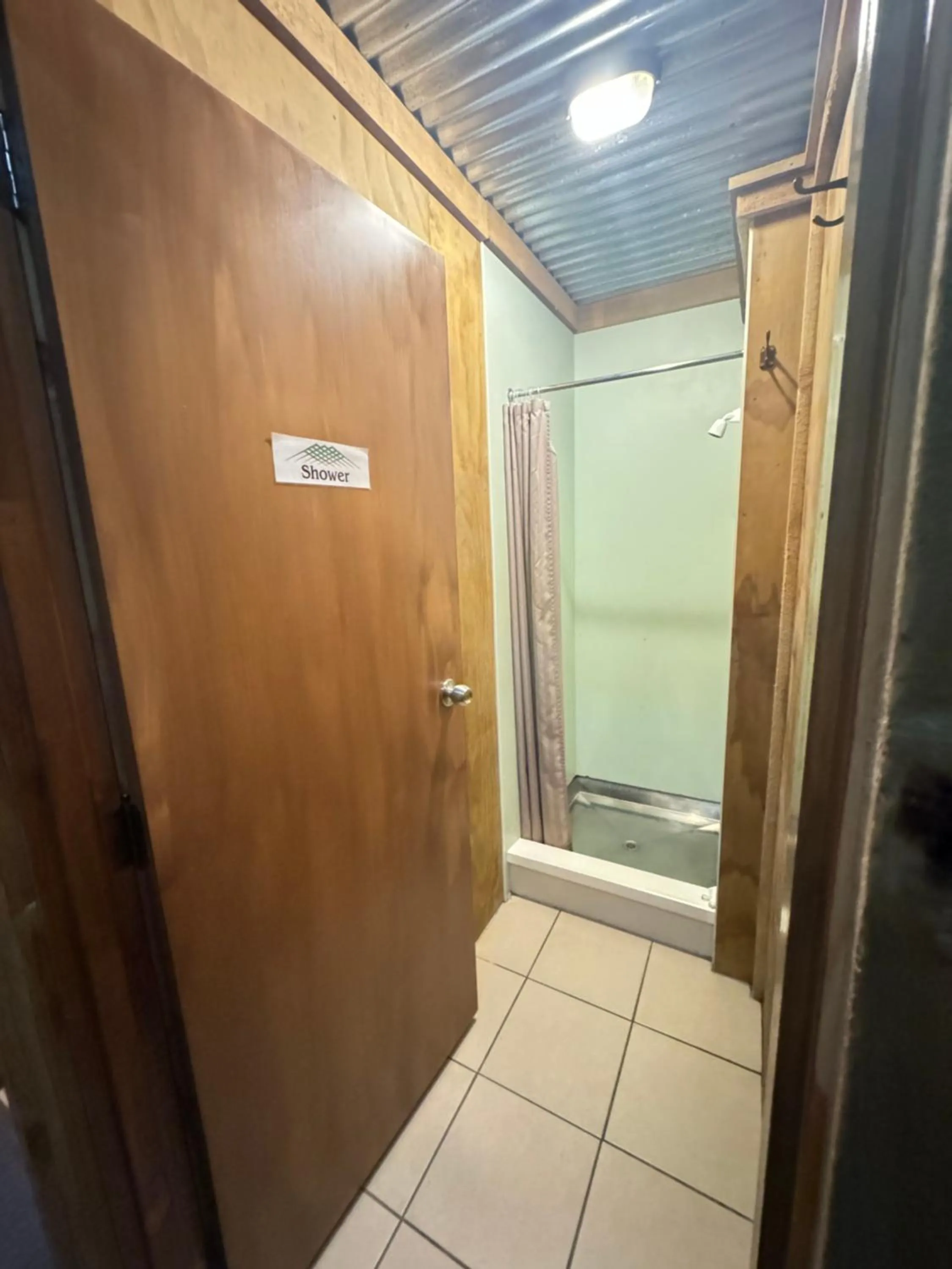 Shower in The Crossing Lodge & Backpackers