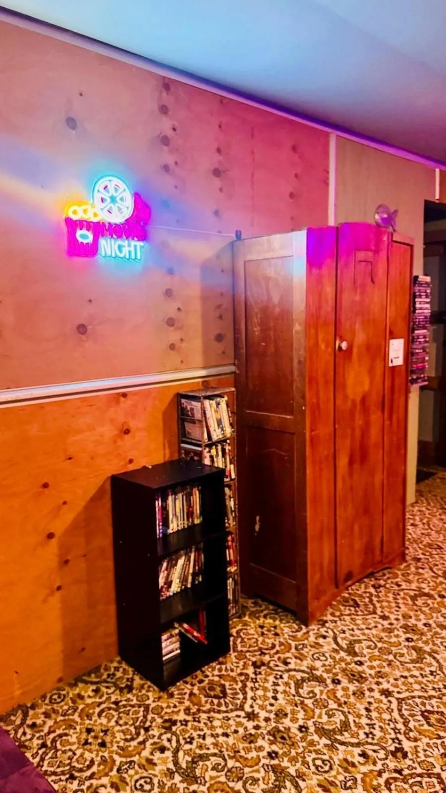 Communal lounge/ TV room in The Crossing Lodge & Backpackers