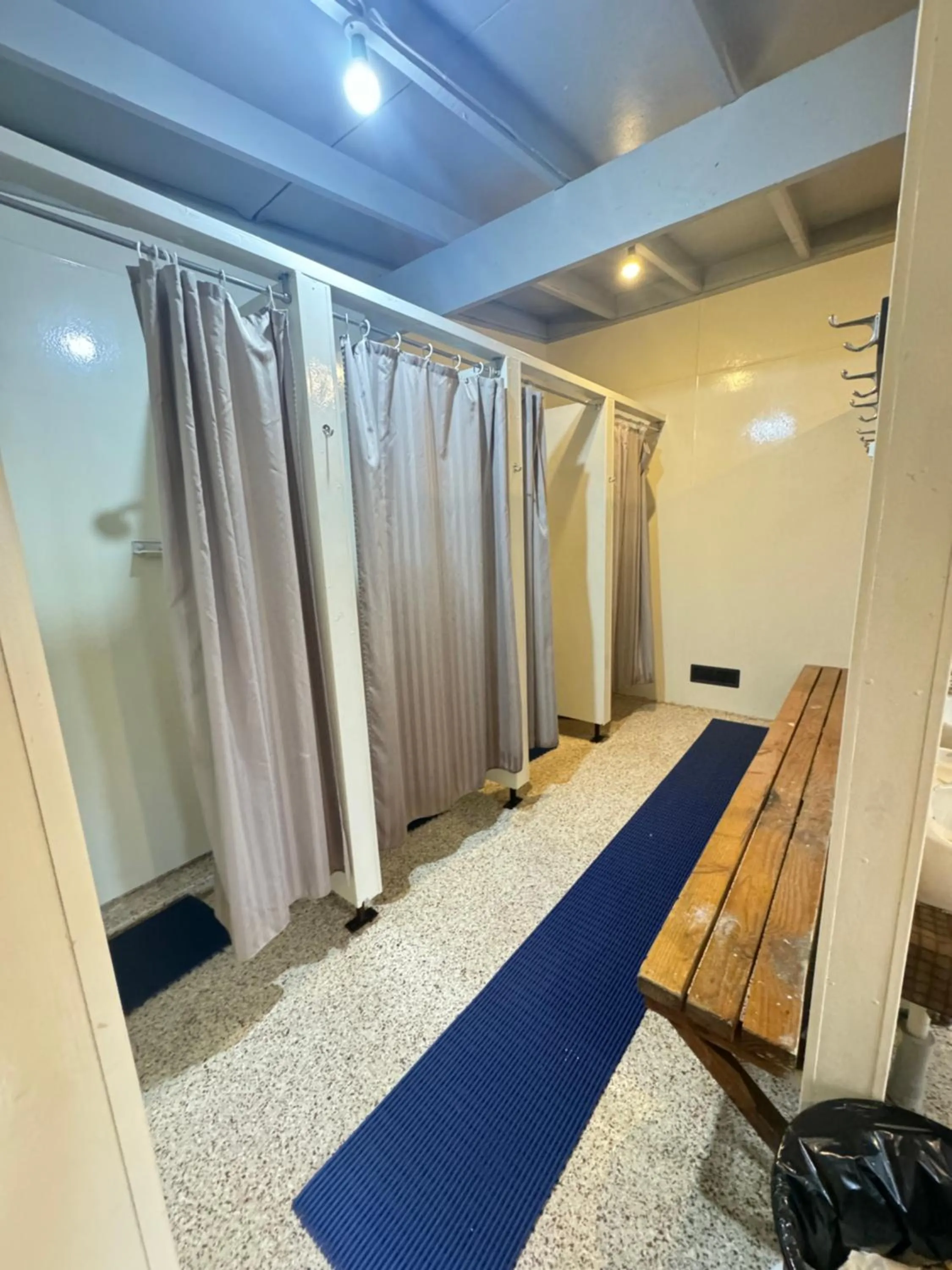 Shower in The Crossing Lodge & Backpackers