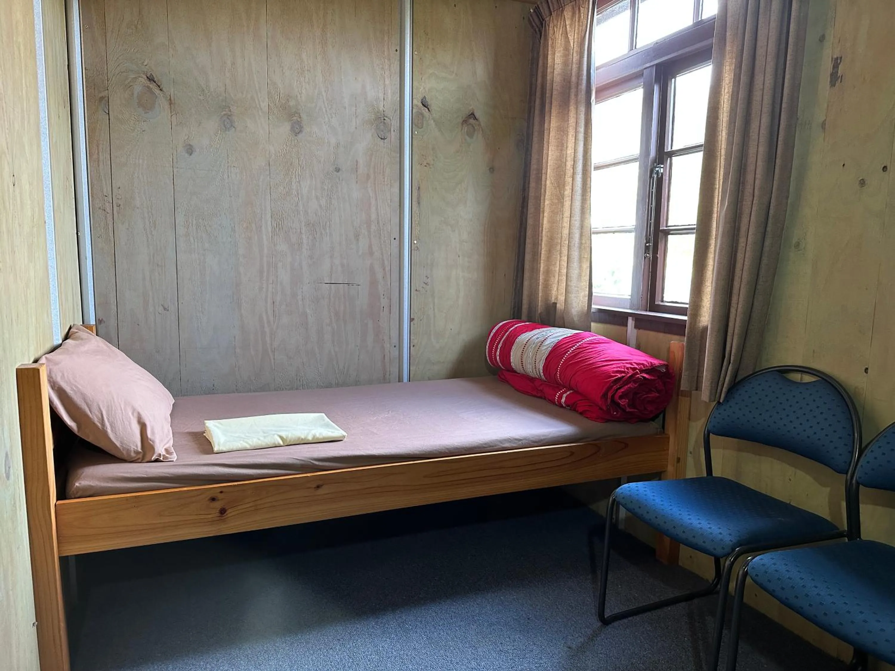 Photo of the whole room, Bed in The Crossing Lodge & Backpackers