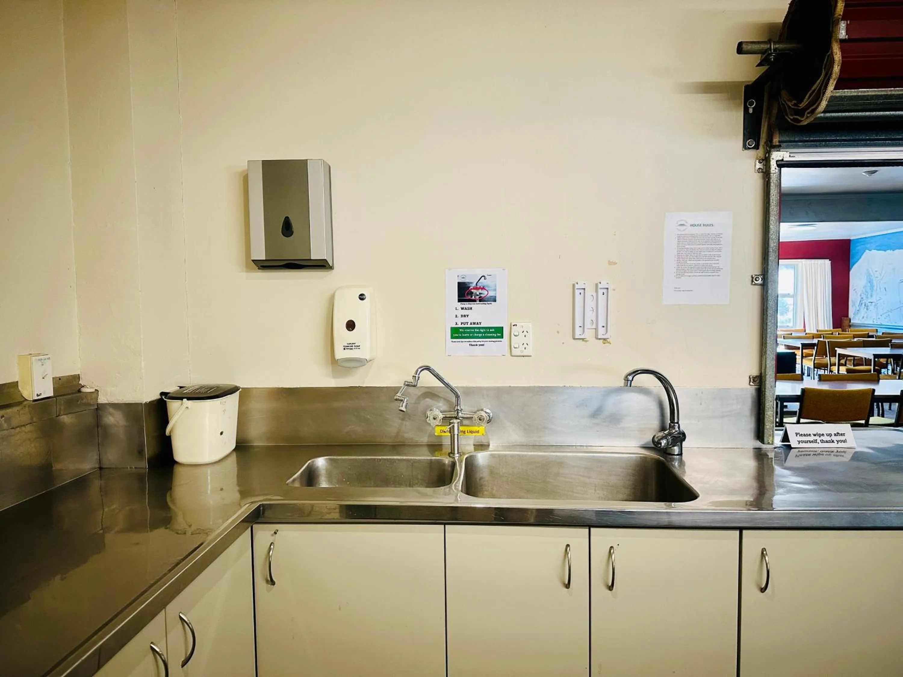 Kitchen or kitchenette in The Crossing Lodge & Backpackers