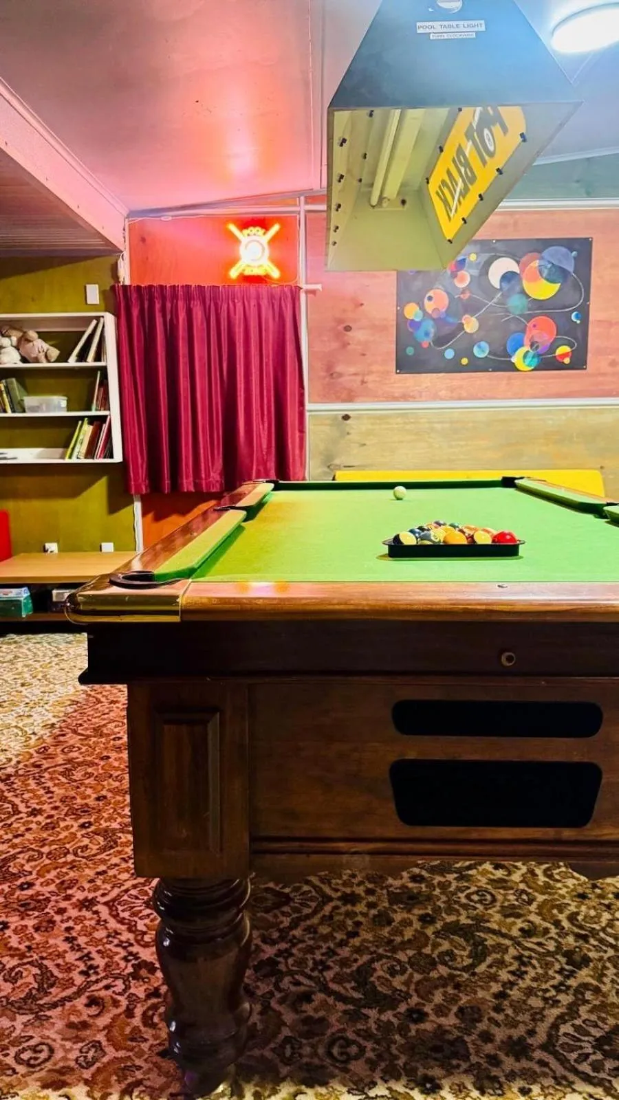 Communal lounge/ TV room in The Crossing Lodge & Backpackers