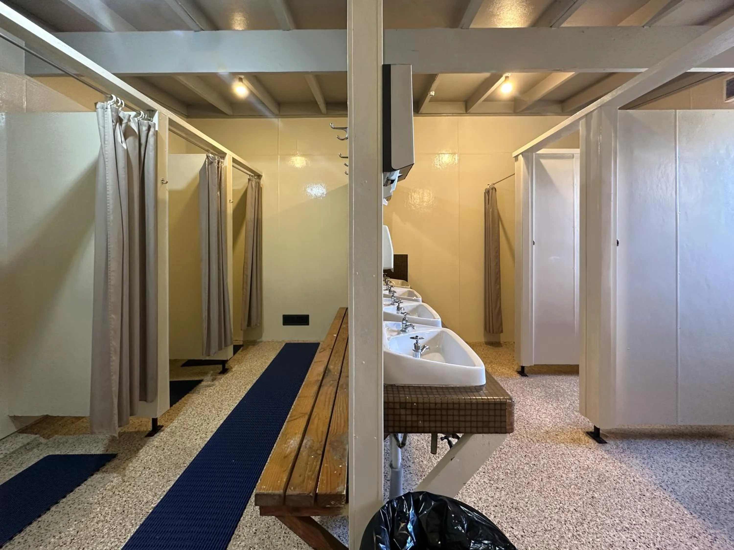 Shower in The Crossing Lodge & Backpackers