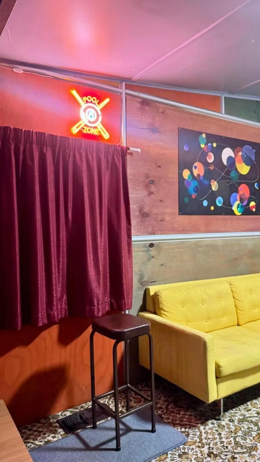 Communal lounge/ TV room in The Crossing Lodge & Backpackers