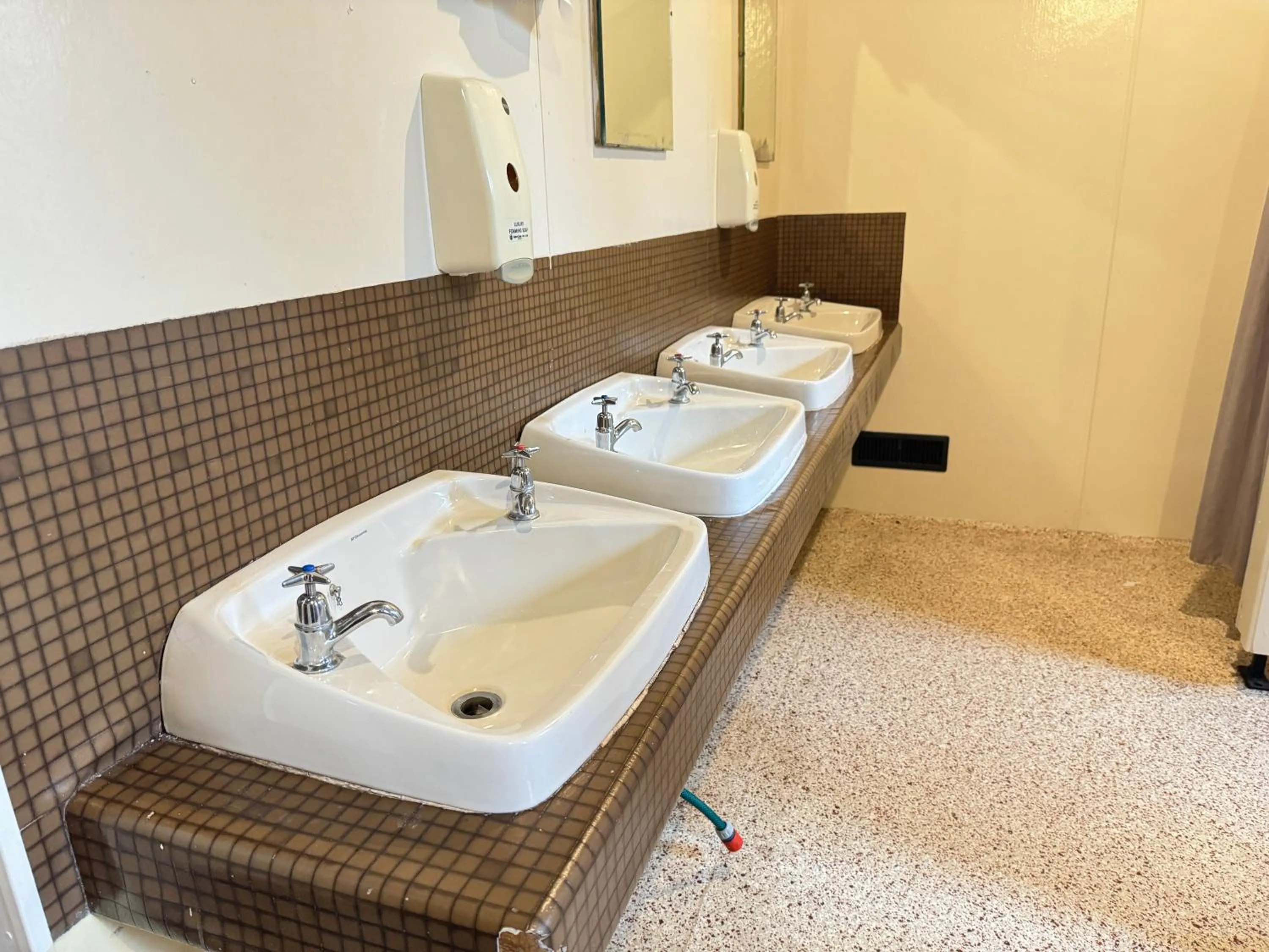 Toilet in The Crossing Lodge & Backpackers