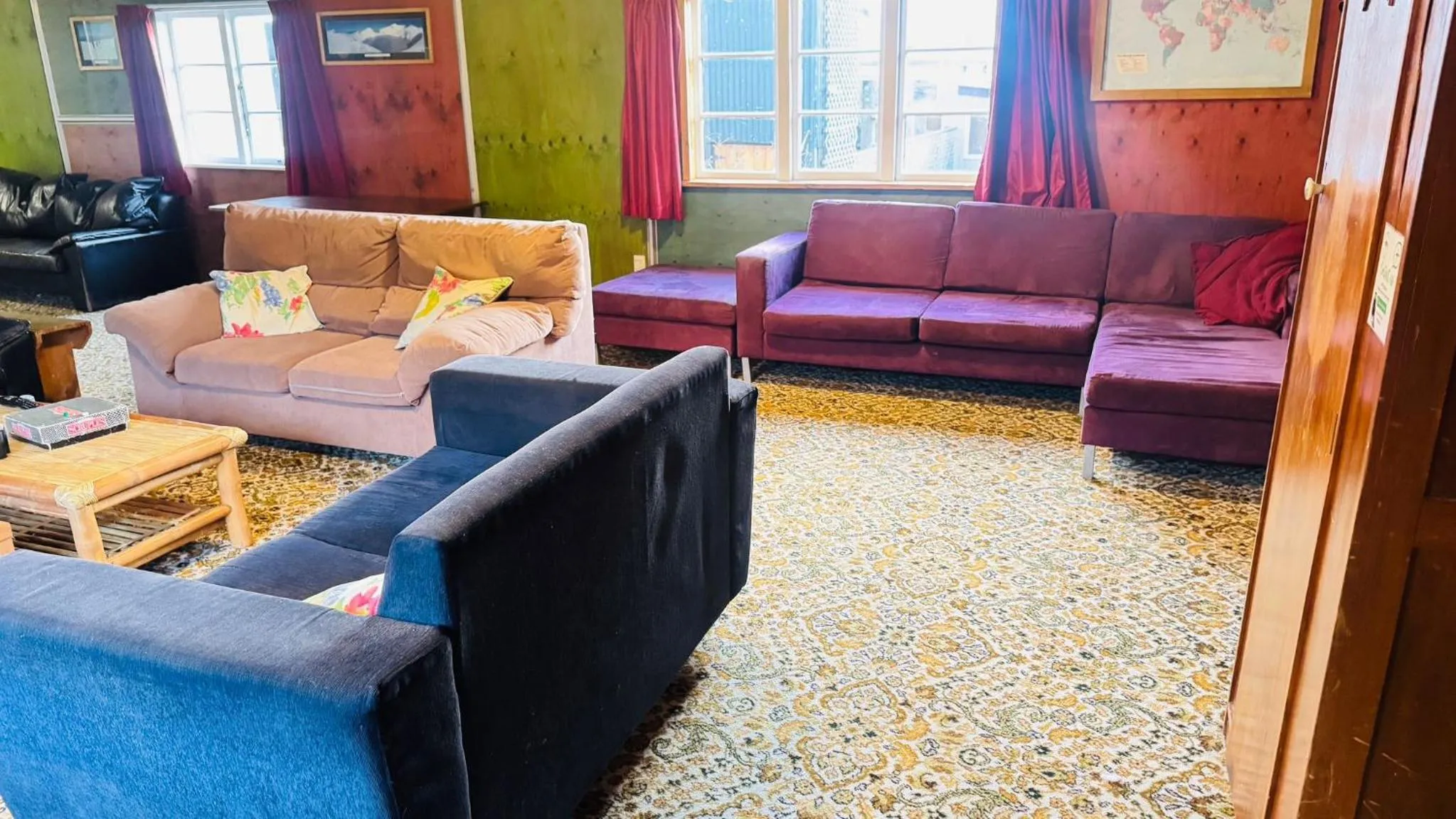 Communal lounge/ TV room in The Crossing Lodge & Backpackers