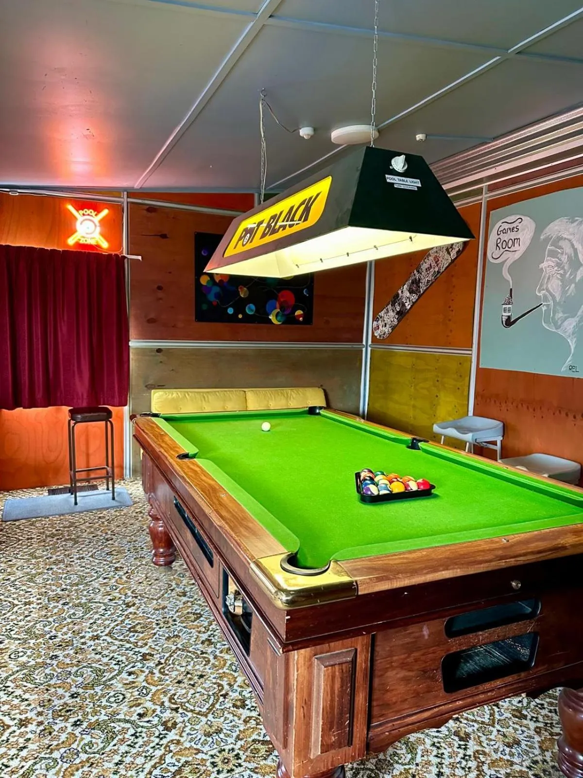 Communal lounge/ TV room in The Crossing Lodge & Backpackers